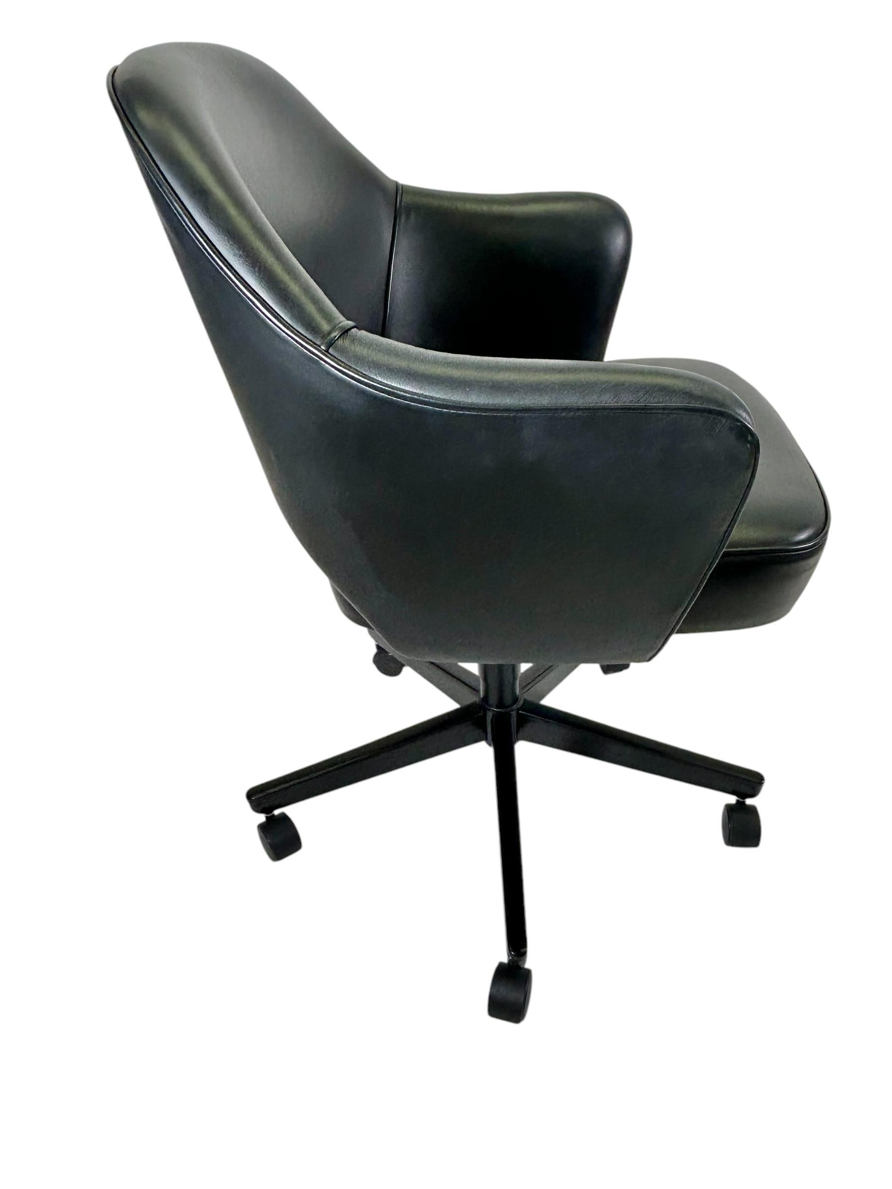 Steel Saarinen Executive Armchair in Obsidian Black Leather, Black Swivel Base. For Sale