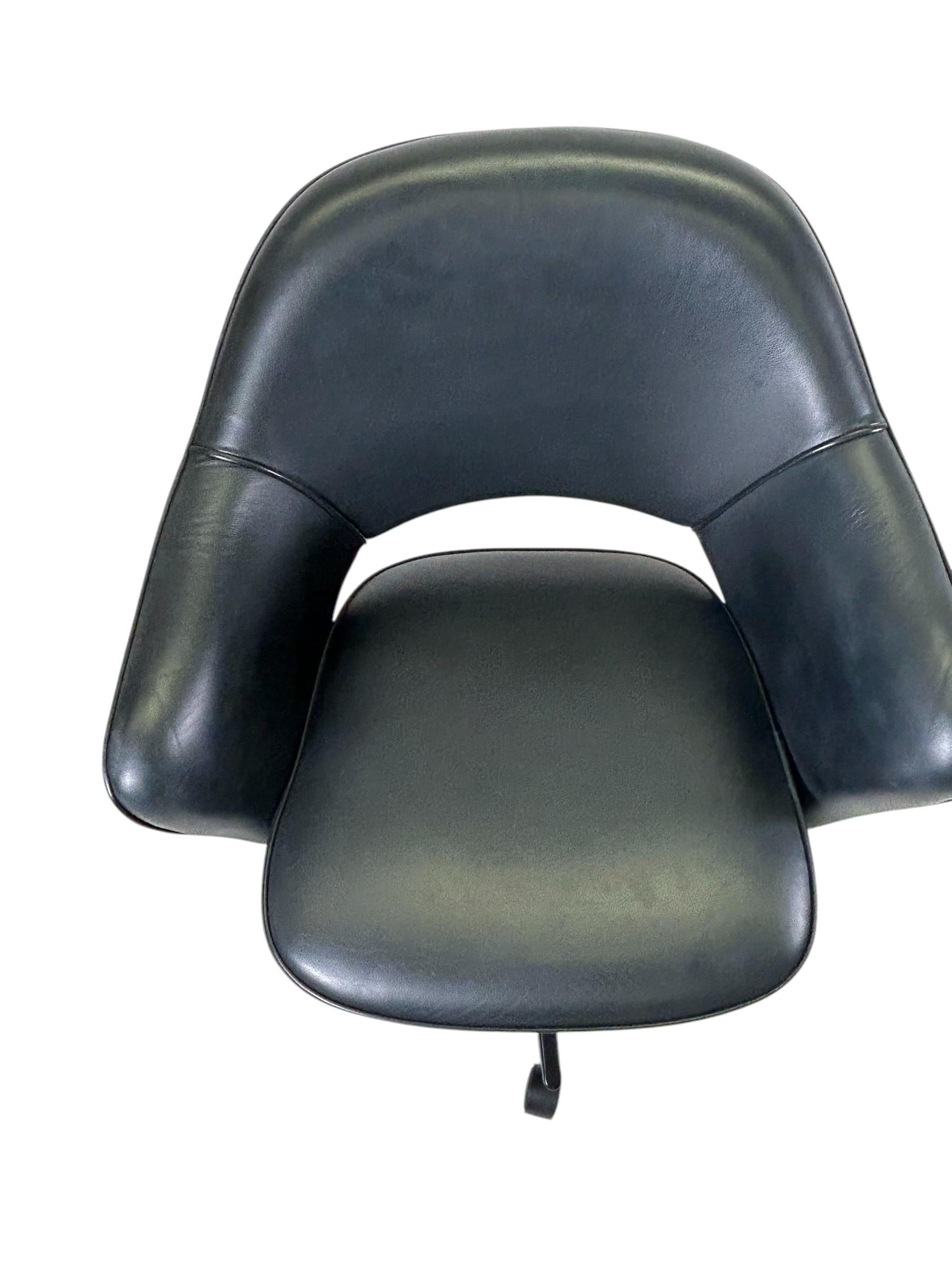 Saarinen Executive Armchair in Obsidian Black Leather, Black Swivel Base. For Sale 1