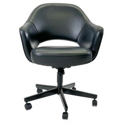Sillón de Dirección Saarinen en Piel Negro Obsidiana, Base Giratoria Negra.