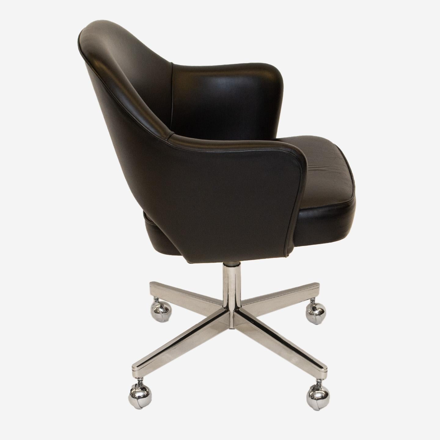 Mid-Century Modern Saarinen Executive Armchair in Original Black Leather, Nickel Swivel Base