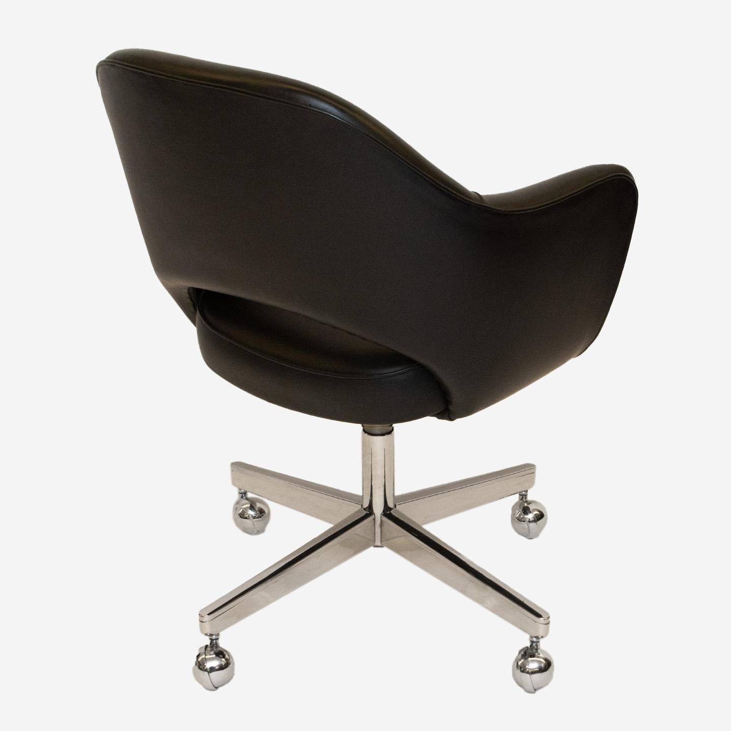Saarinen Executive Armchair in Original Black Leather, Nickel Swivel Base In Good Condition In Wilton, CT