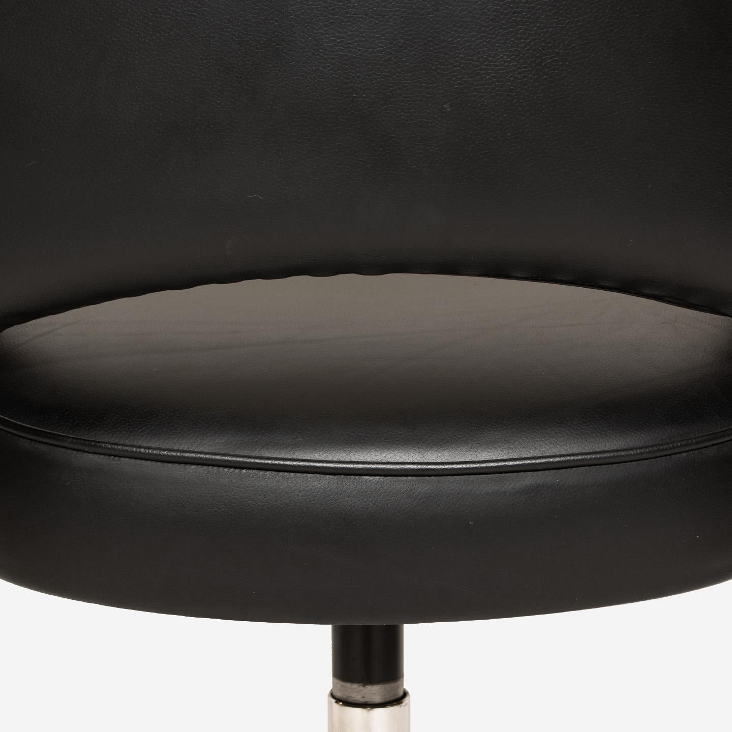 Saarinen Executive Armchair in Original Black Leather, Nickel Swivel Base 1
