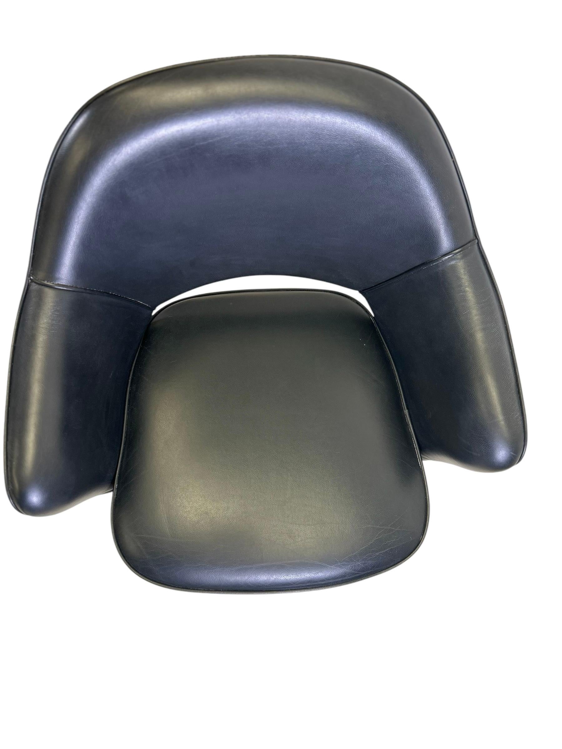 Saarinen Executive Armchair in Original Black Leather, Steel Tubular Legs For Sale 5