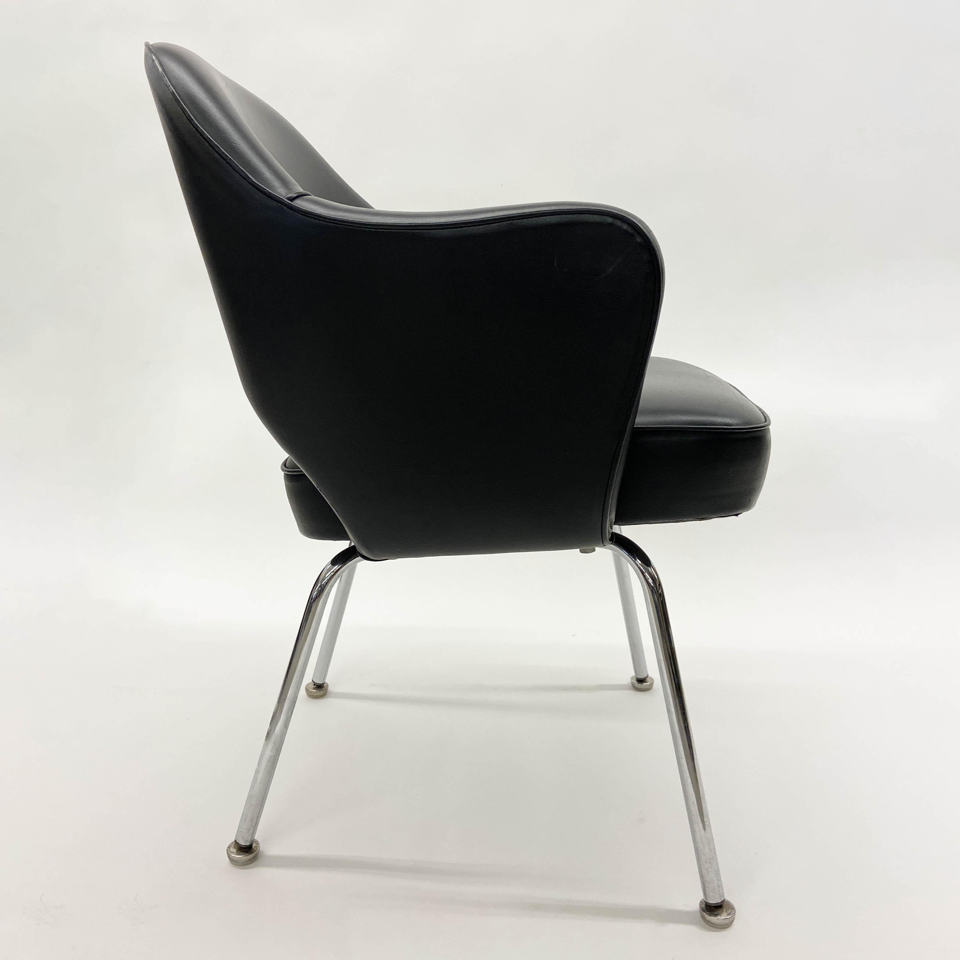 Mid-Century Modern Saarinen Executive Armchair in Original Black Leather, Steel Tubular Legs For Sale