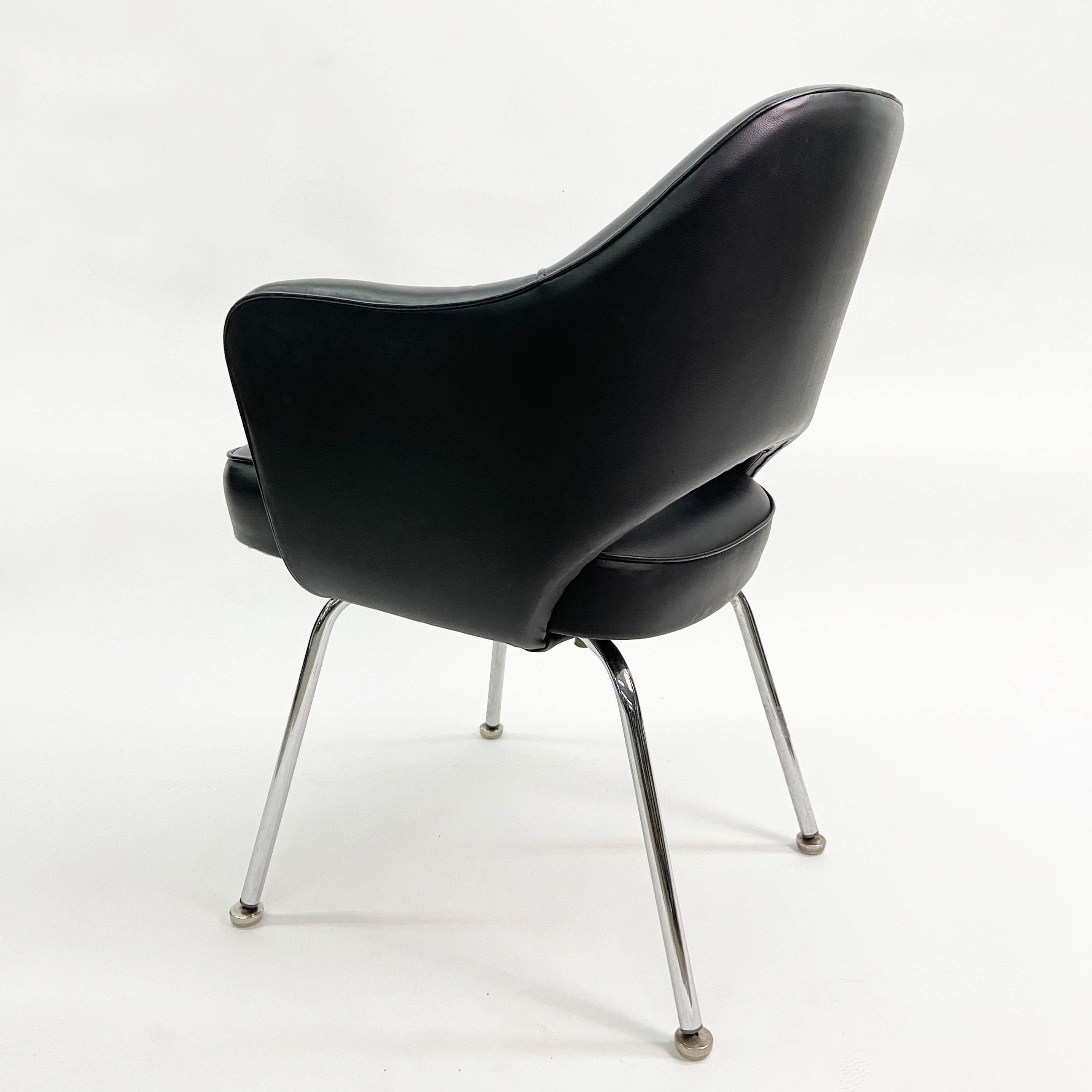 Saarinen Executive Armchair in Original Black Leather, Steel Tubular Legs In Good Condition For Sale In Wilton, CT