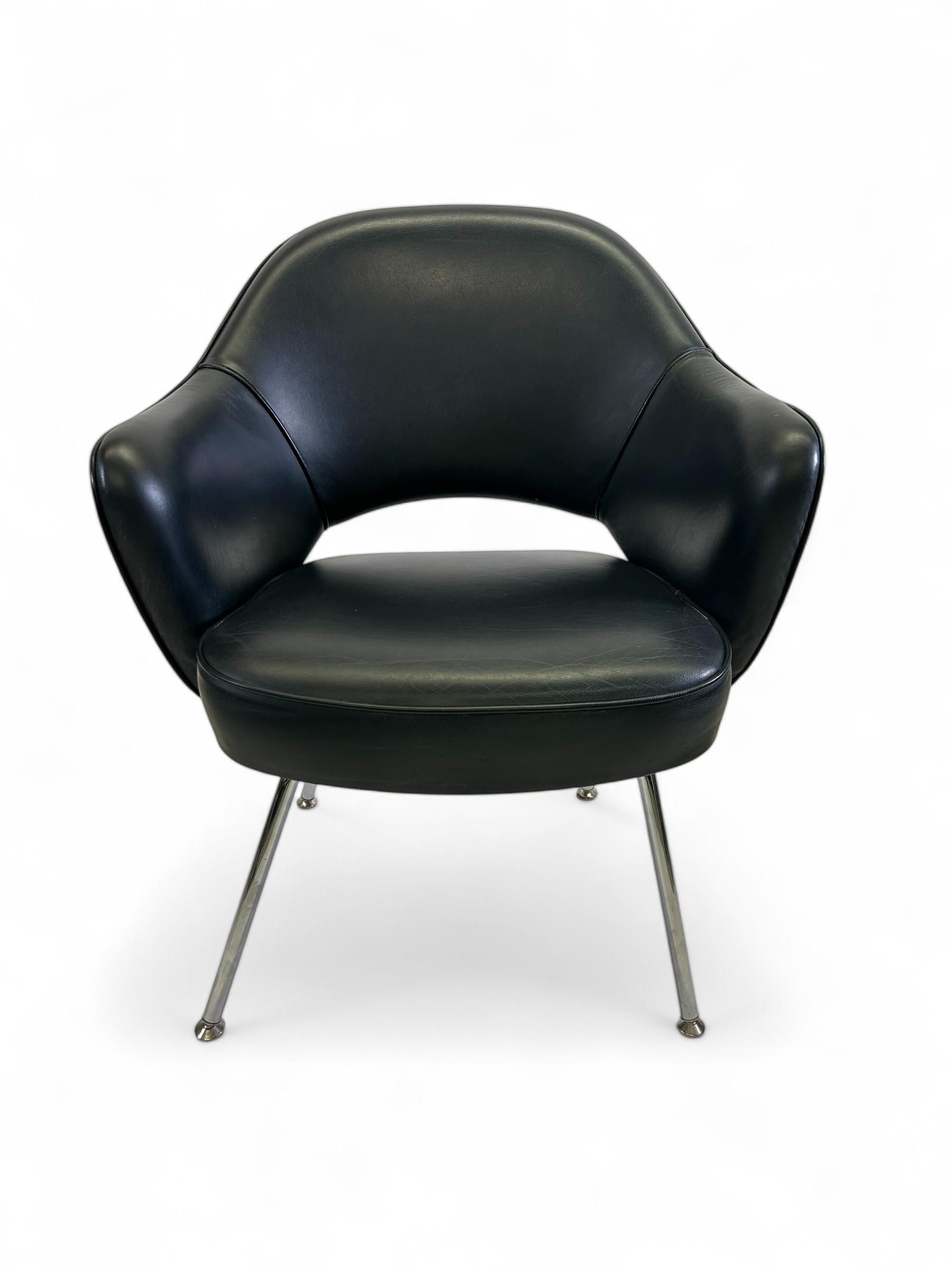 Saarinen Executive Armchair in Original Black Leather, Steel Tubular Legs For Sale 2