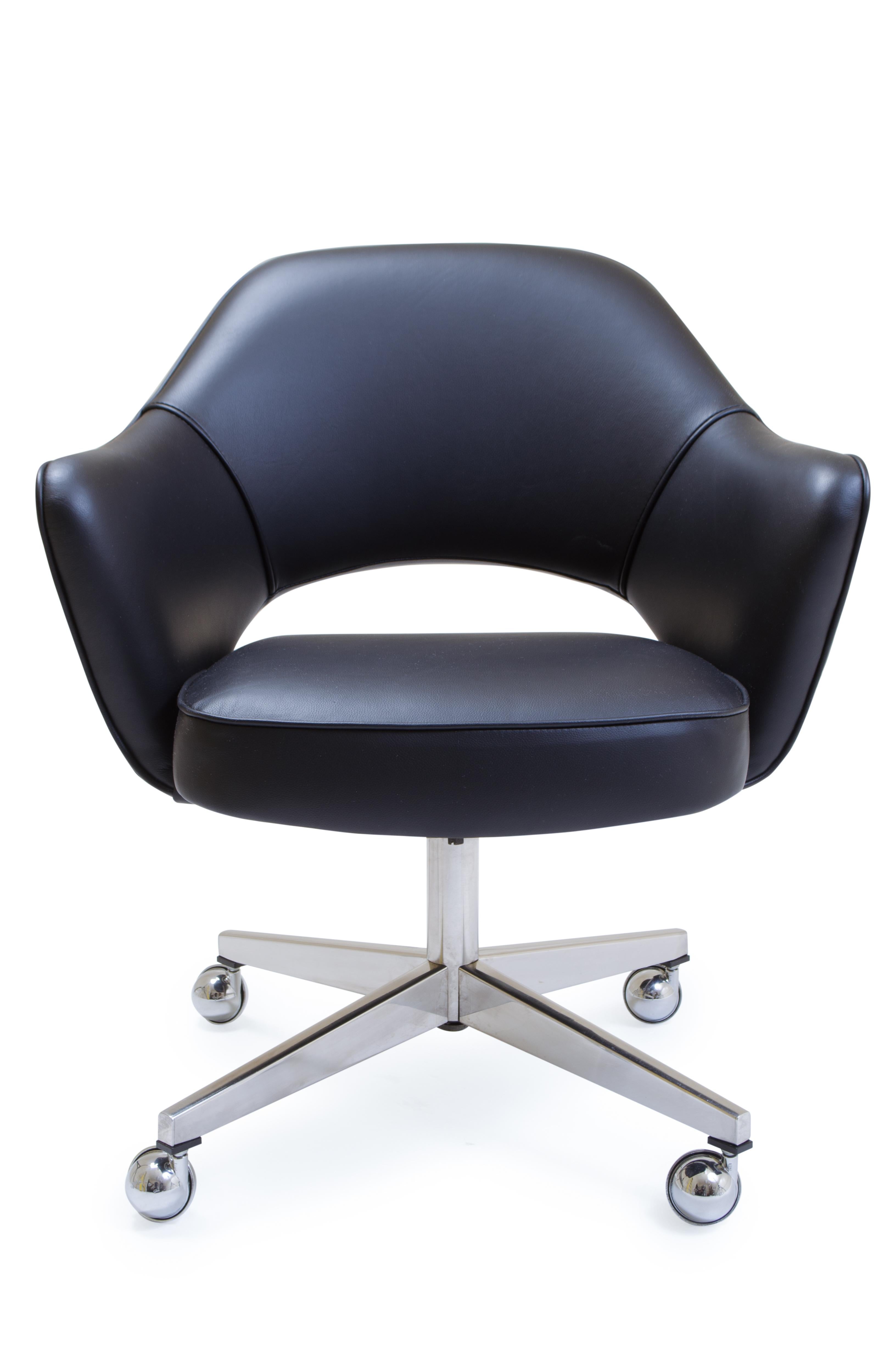 This gorgeous vintage Knoll Saarinen Executive Armchair comes in its original supple black leather in very good condition. There is very minor wear. This particular chair has been installed, with a vintage swivel base, restored, polished, and with
