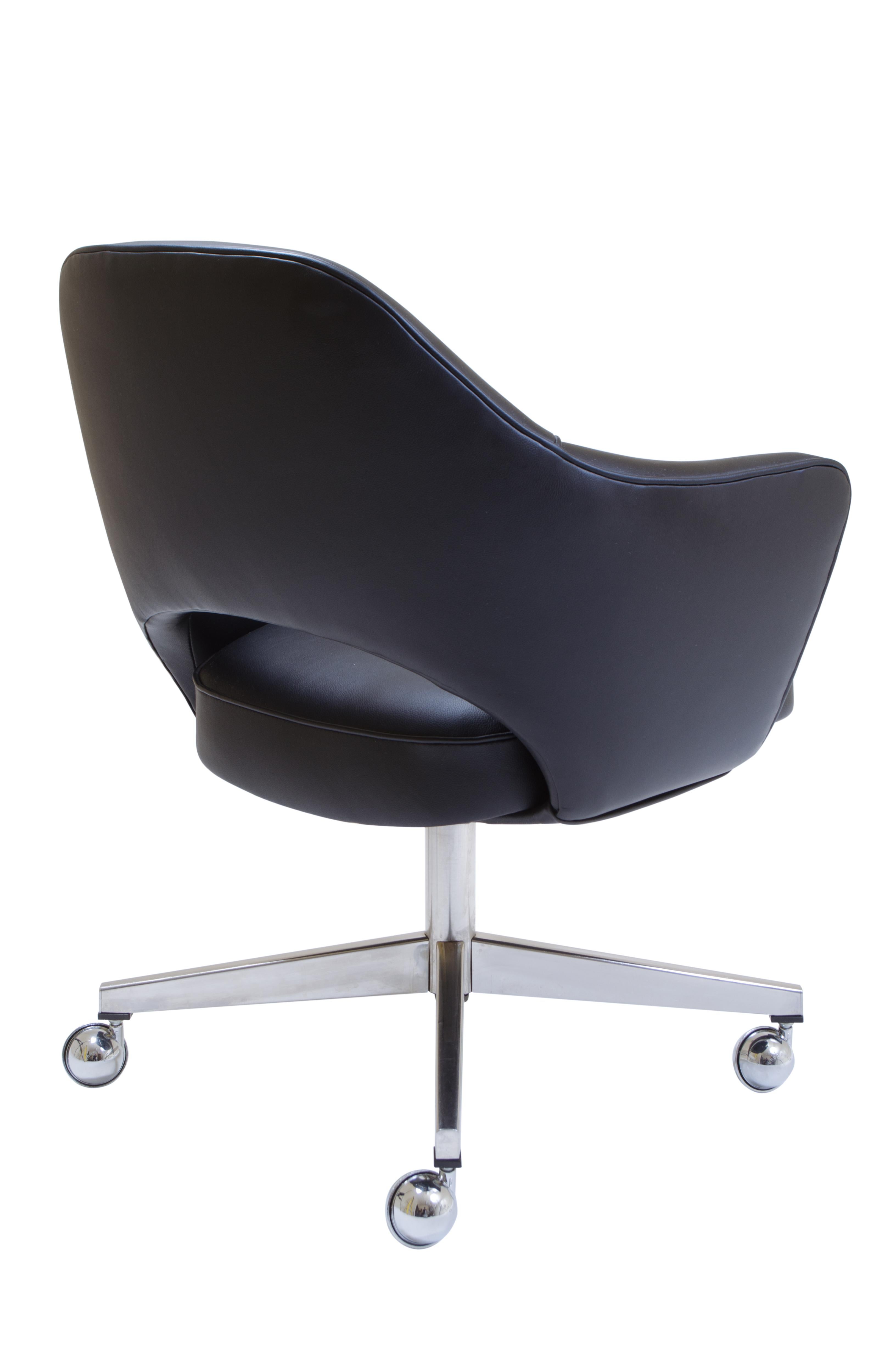 Mid-Century Modern Fauteuil de direction Saarinen en cuir noir d'origine, base pivotante vintage en vente