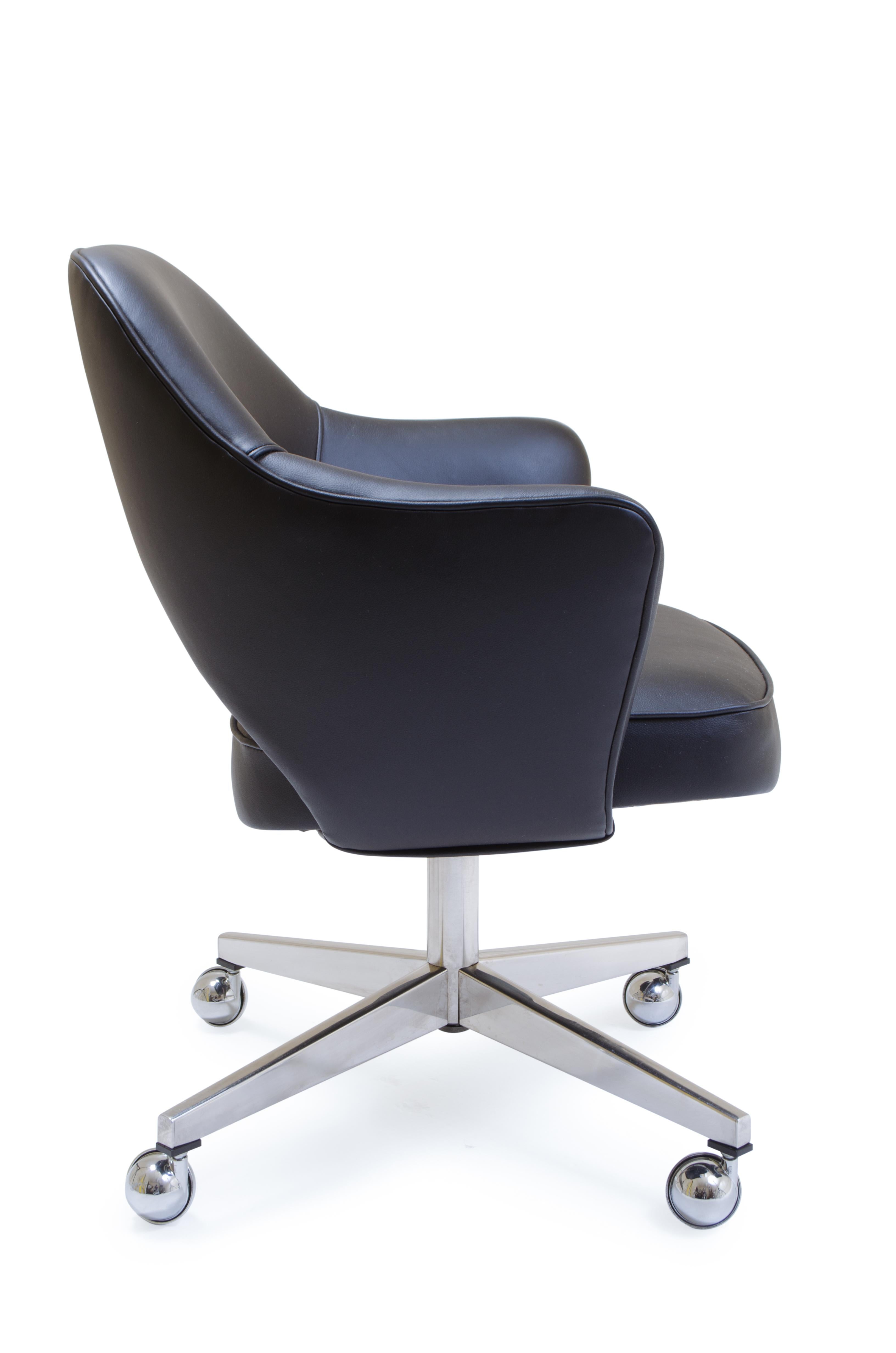 North American Saarinen Executive Armchair in Original Black Leather, Vintage Swivel Base For Sale