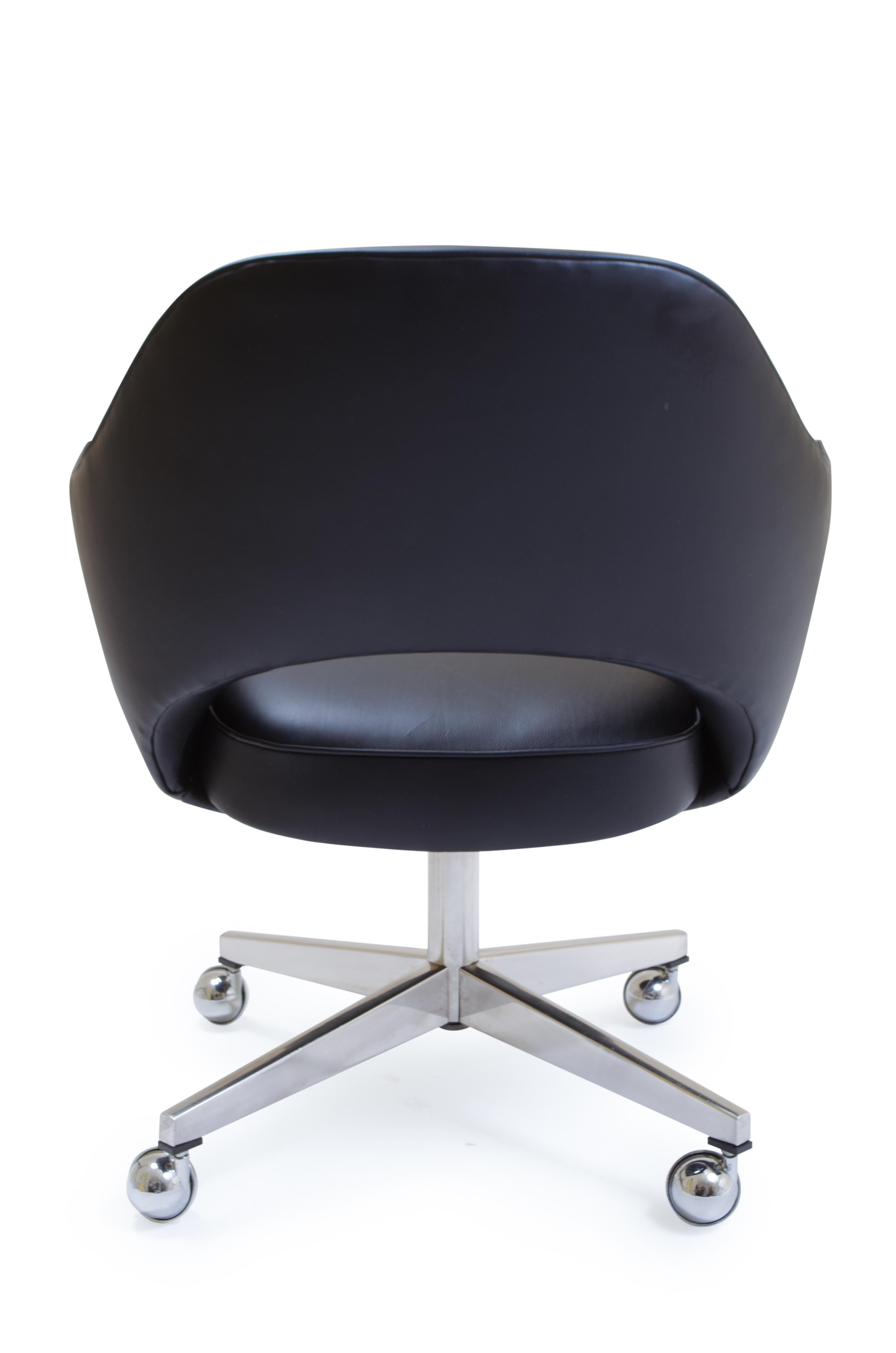 Saarinen Executive Armchair in Original Black Leather, Vintage Swivel Base In Good Condition For Sale In Wilton, CT