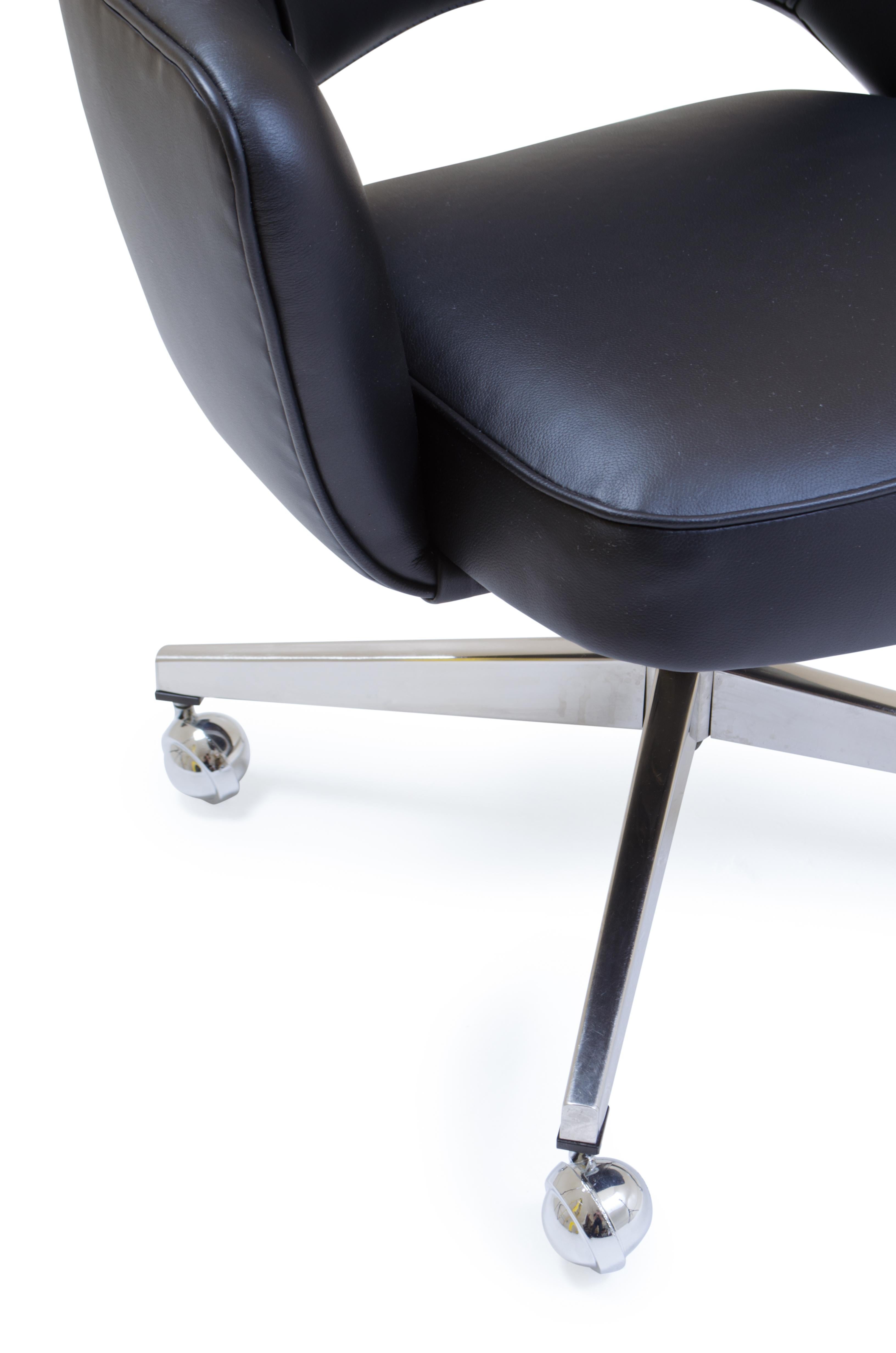 Steel Saarinen Executive Armchair in Original Black Leather, Vintage Swivel Base For Sale