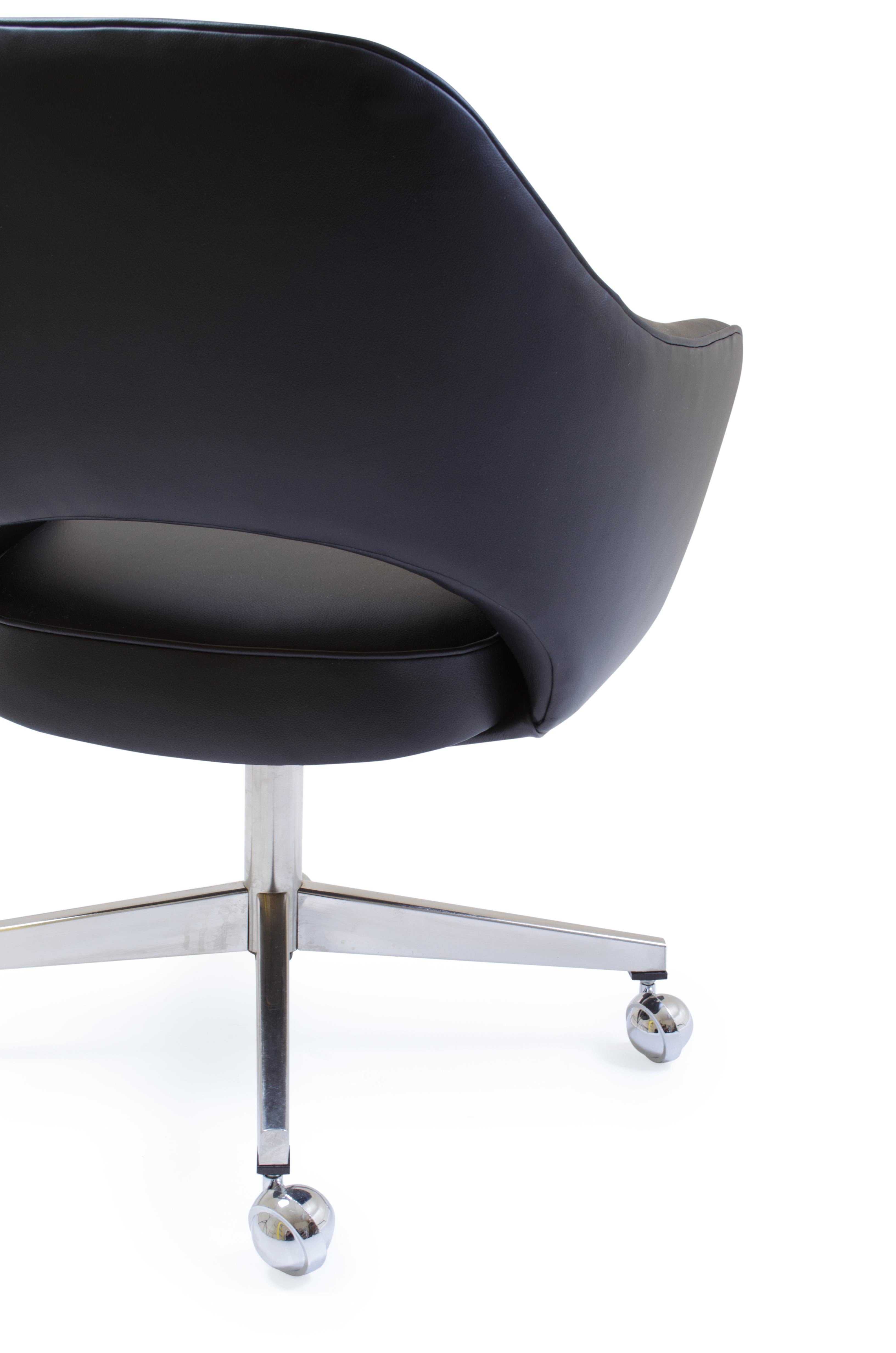Saarinen Executive Armchair in Original Black Leather, Vintage Swivel Base For Sale 2