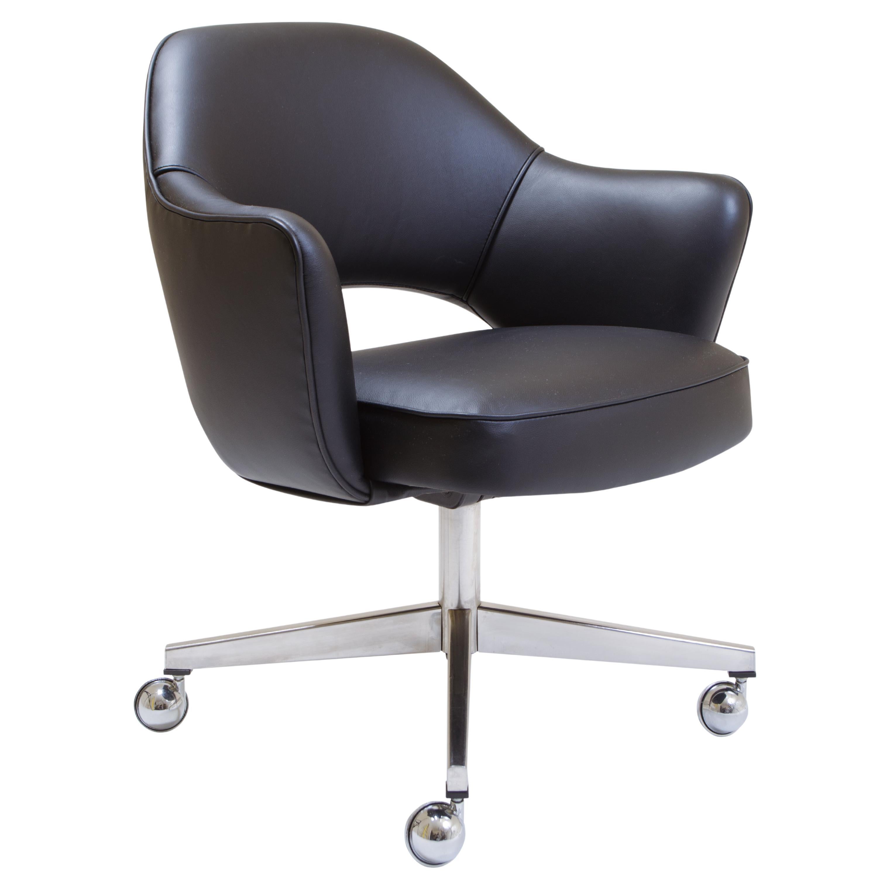 Sillón ejecutivo Saarinen de cuero negro original, base giratoria vintage
