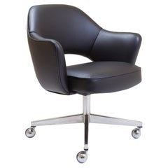 Saarinen Executive Armchair in Original Black Leather, Vintage Swivel Base