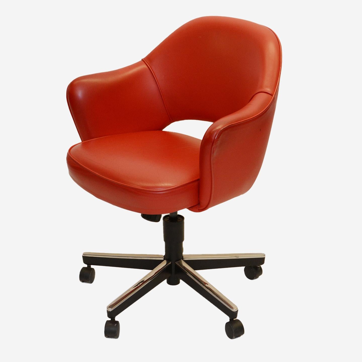Dieser wunderschöne vintage Knoll Saarinen Executive Sessel ist in seinem originalen geschmeidigen roten Leder in sehr gutem Zustand. Die Abnutzung ist sehr gering. Dieser besondere Stuhl wurde mit einem Vintage-Drehfuß installiert, restauriert und