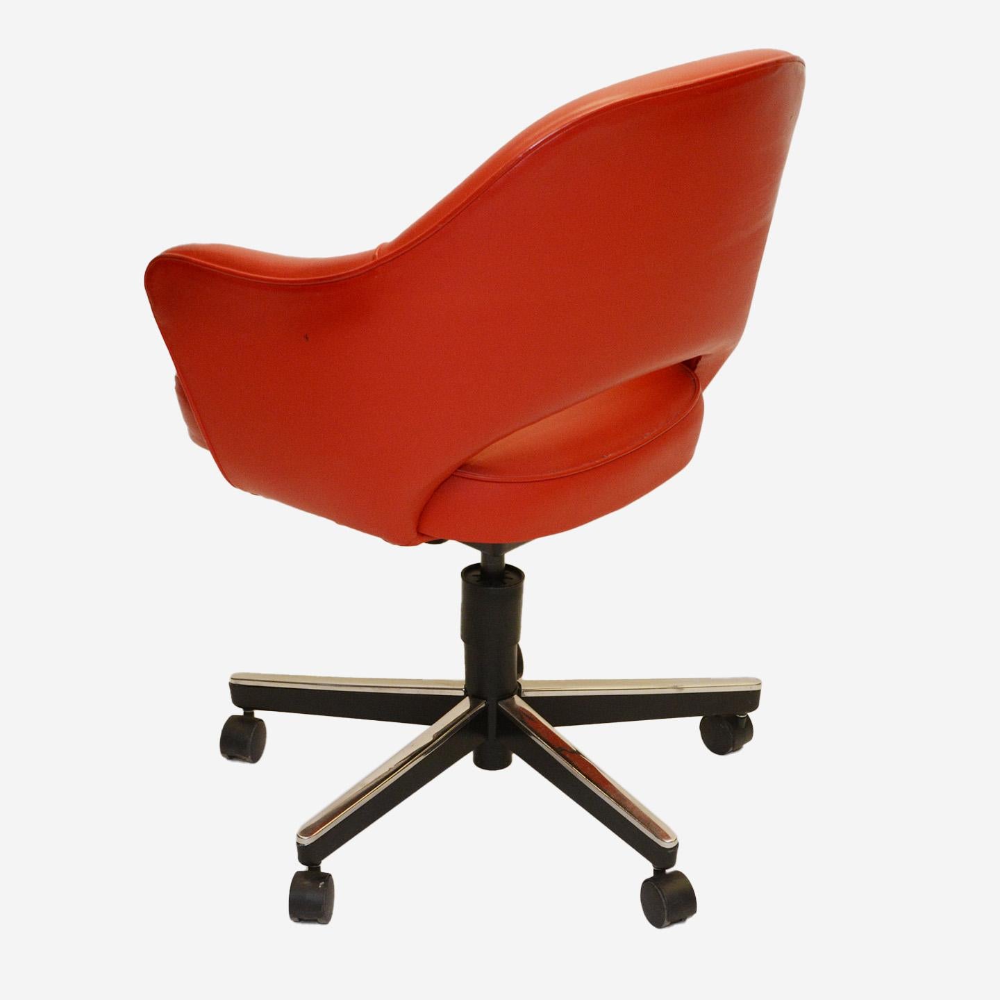 Saarinen Chefsessel aus rotem Original-Leder mit drehbarem Untergestell, Vintage (Moderne der Mitte des Jahrhunderts) im Angebot