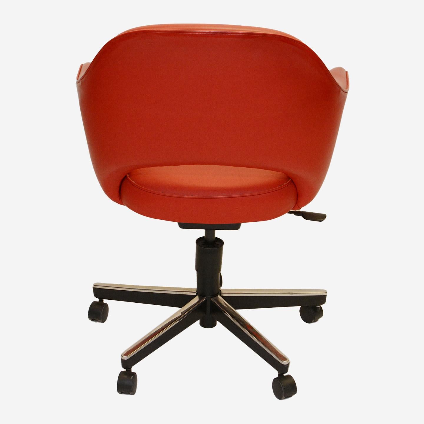 Saarinen Chefsessel aus rotem Original-Leder mit drehbarem Untergestell, Vintage (Nordamerikanisch) im Angebot