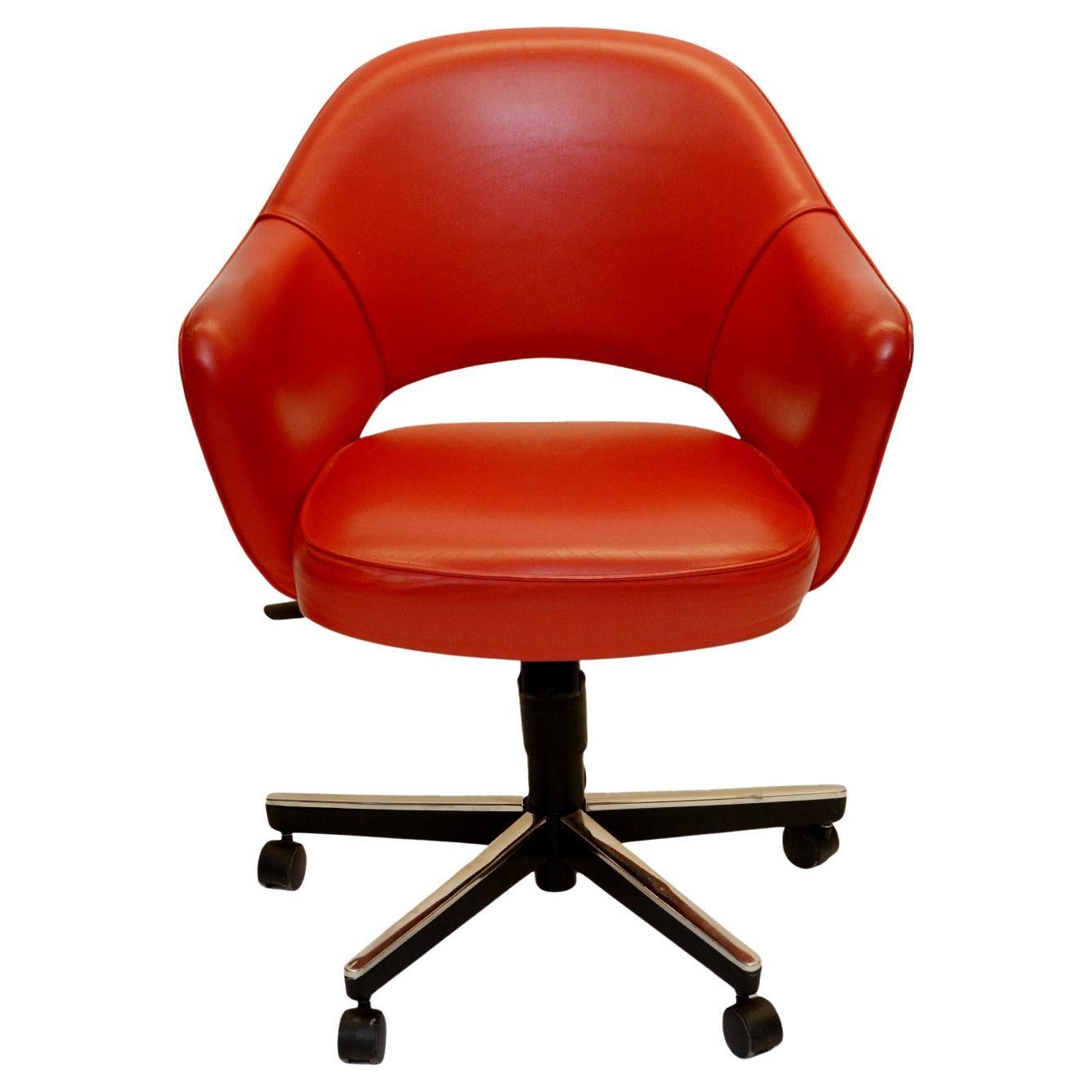 Sillón ejecutivo Saarinen de cuero rojo original, base giratoria vintage