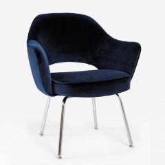 Fauteuil de direction Saarinen en velours bleu royal, pieds tubulaires chromés