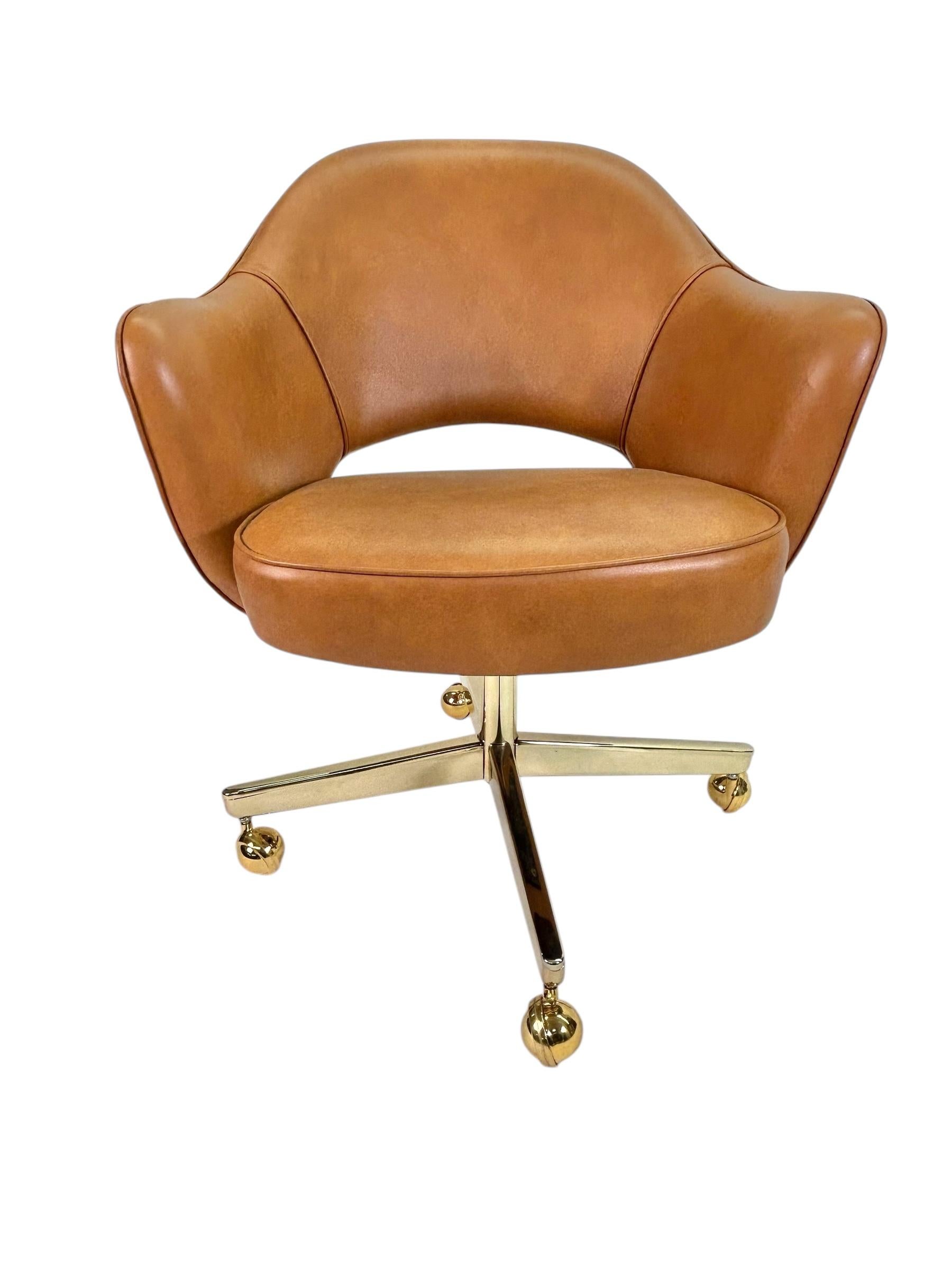 Depuis des années, nous restaurons des fauteuils de direction Saarinen dans tous les tissus possibles et imaginables, dans notre propre atelier. Cette authentique chaise Saarinen vintage a été retapissée dans un riche et élégant cuir italien Saddle.