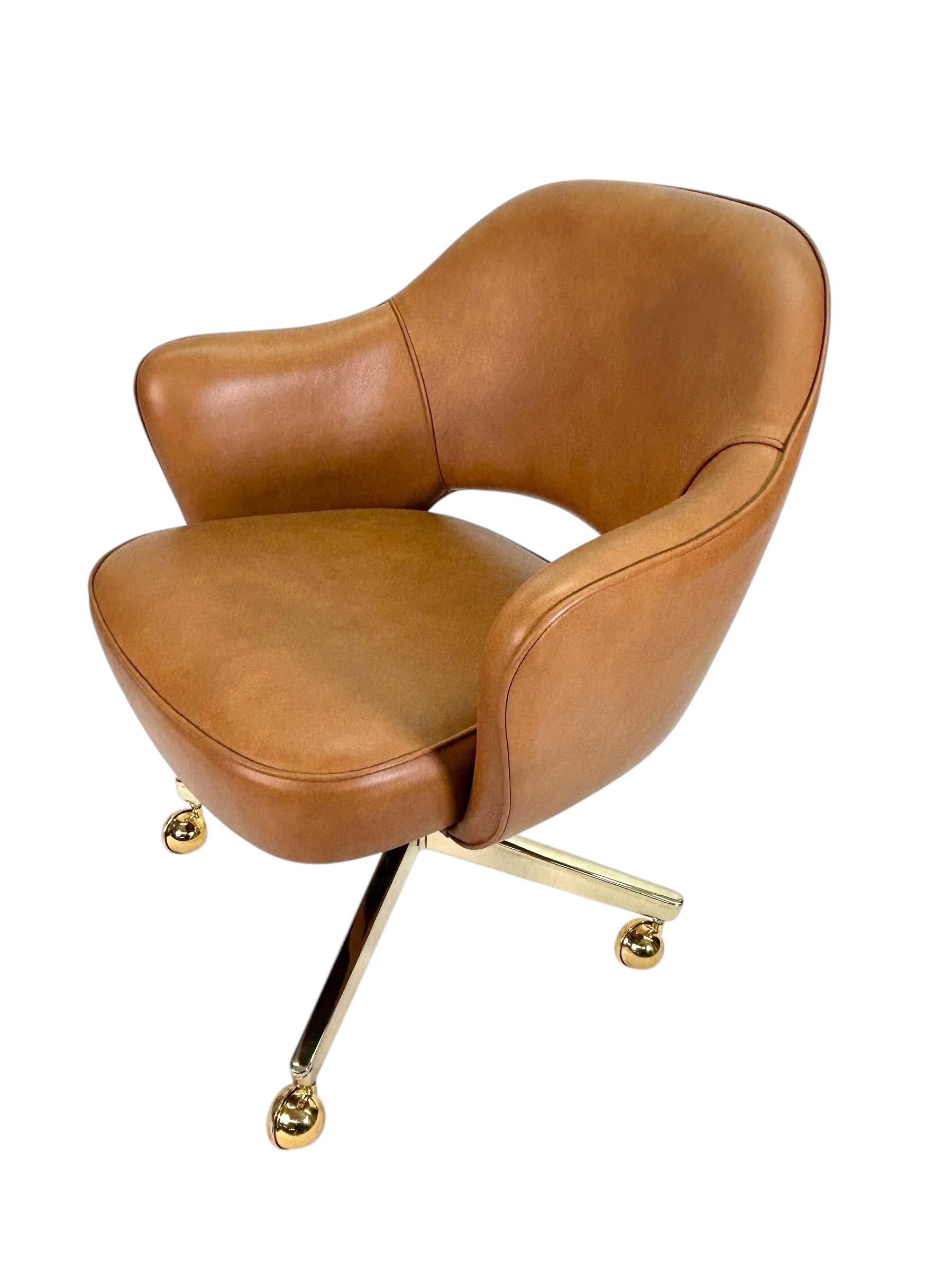 Mid-Century Modern Fauteuil de direction Saarinen en cuir de selle sur base pivotante, édition dorée en vente