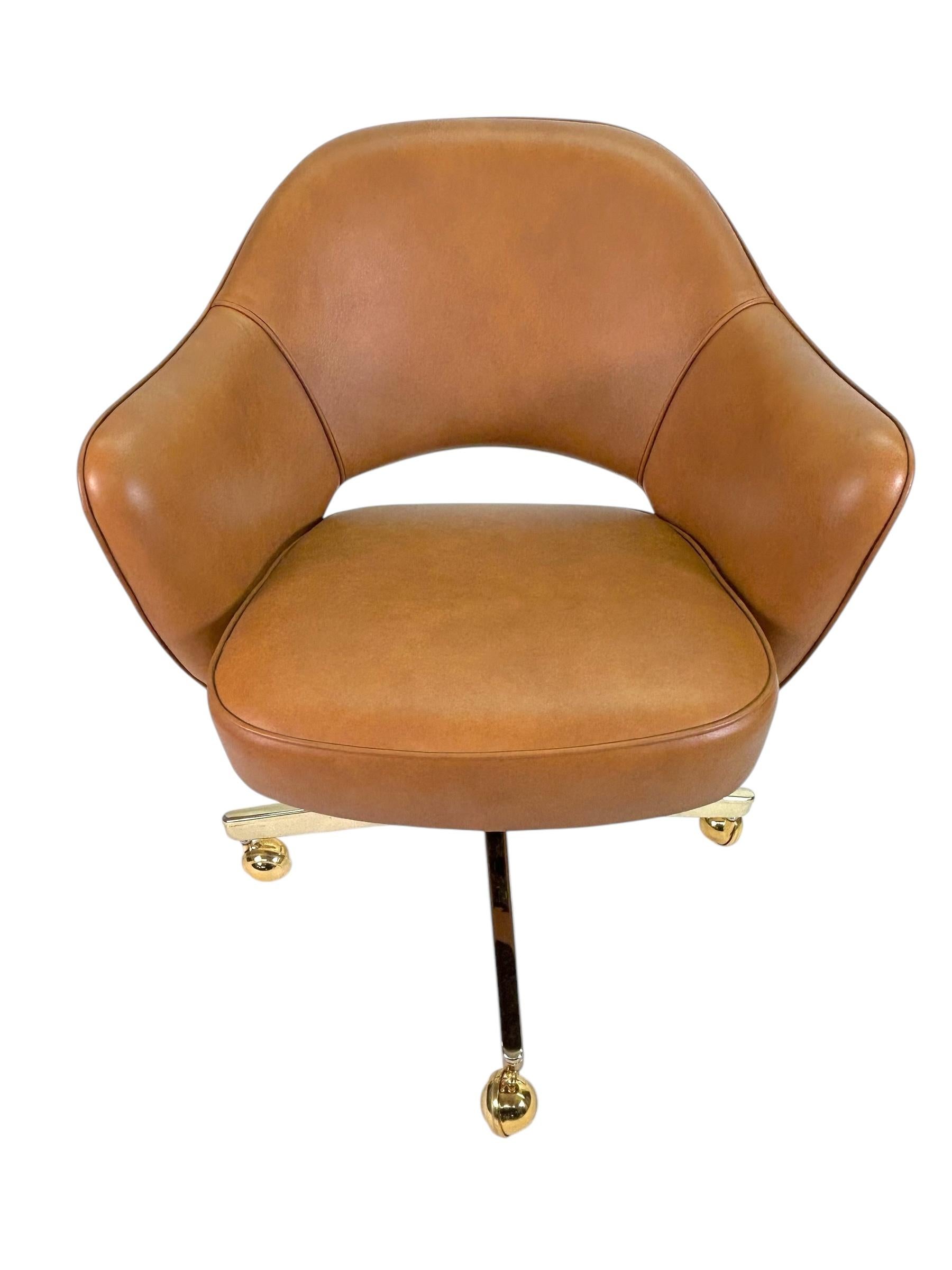 Américain Fauteuil de direction Saarinen en cuir de selle sur base pivotante, édition dorée en vente