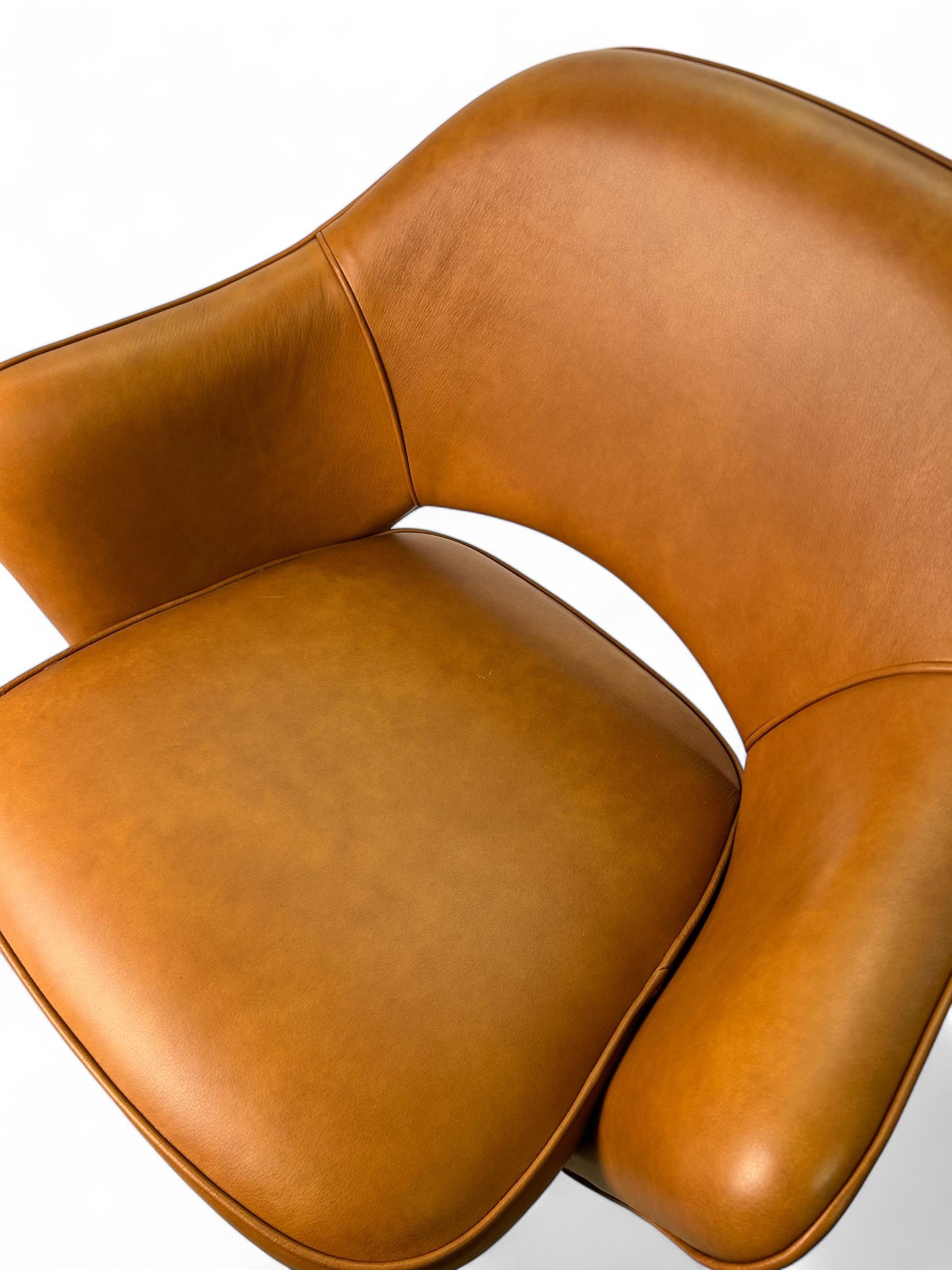Fauteuil de direction Saarinen en cuir de selle sur base pivotante, édition dorée Excellent état - En vente à Wilton, CT