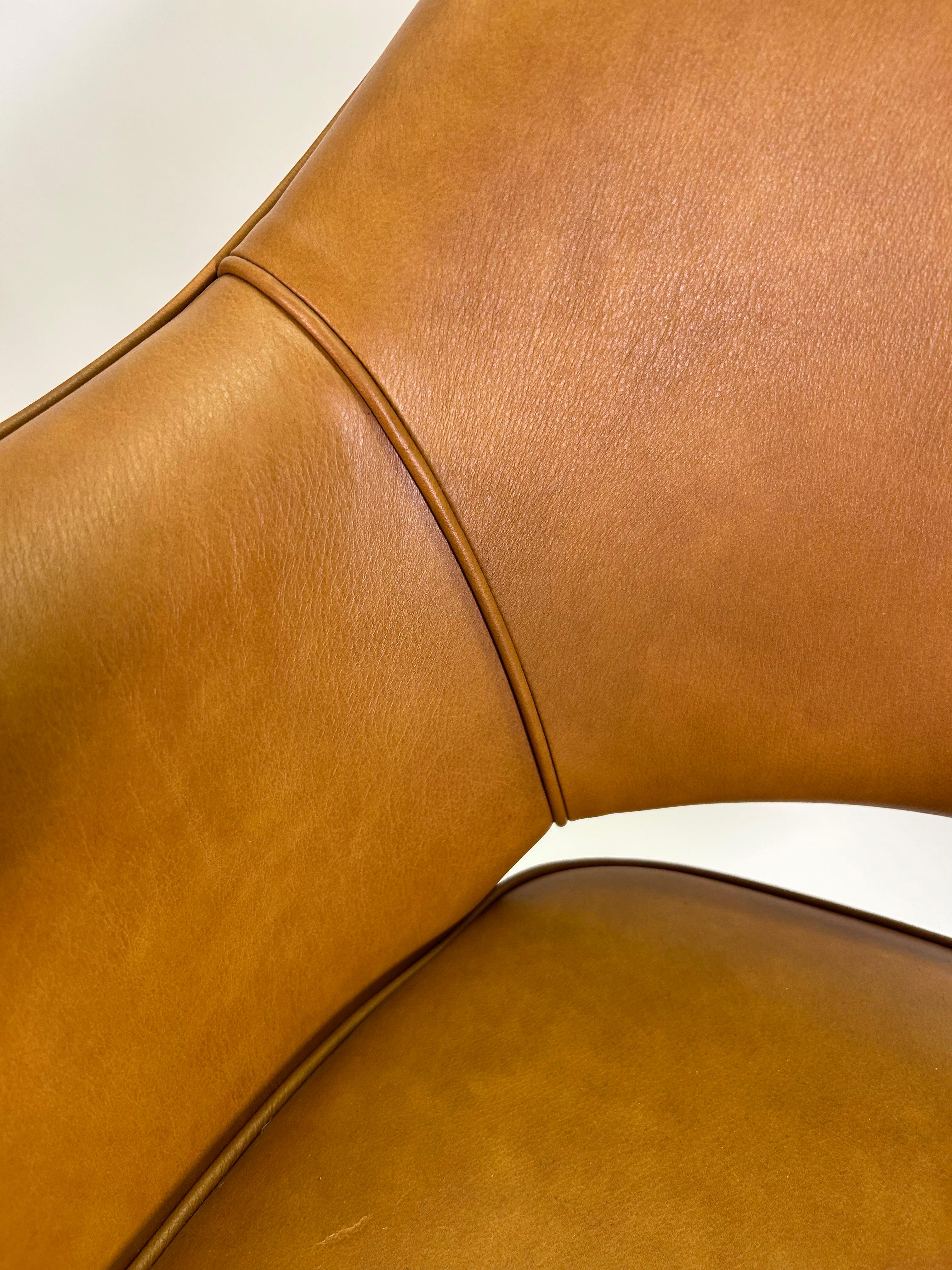 Fin du 20e siècle Fauteuil de direction Saarinen en cuir de selle sur base pivotante, édition dorée en vente