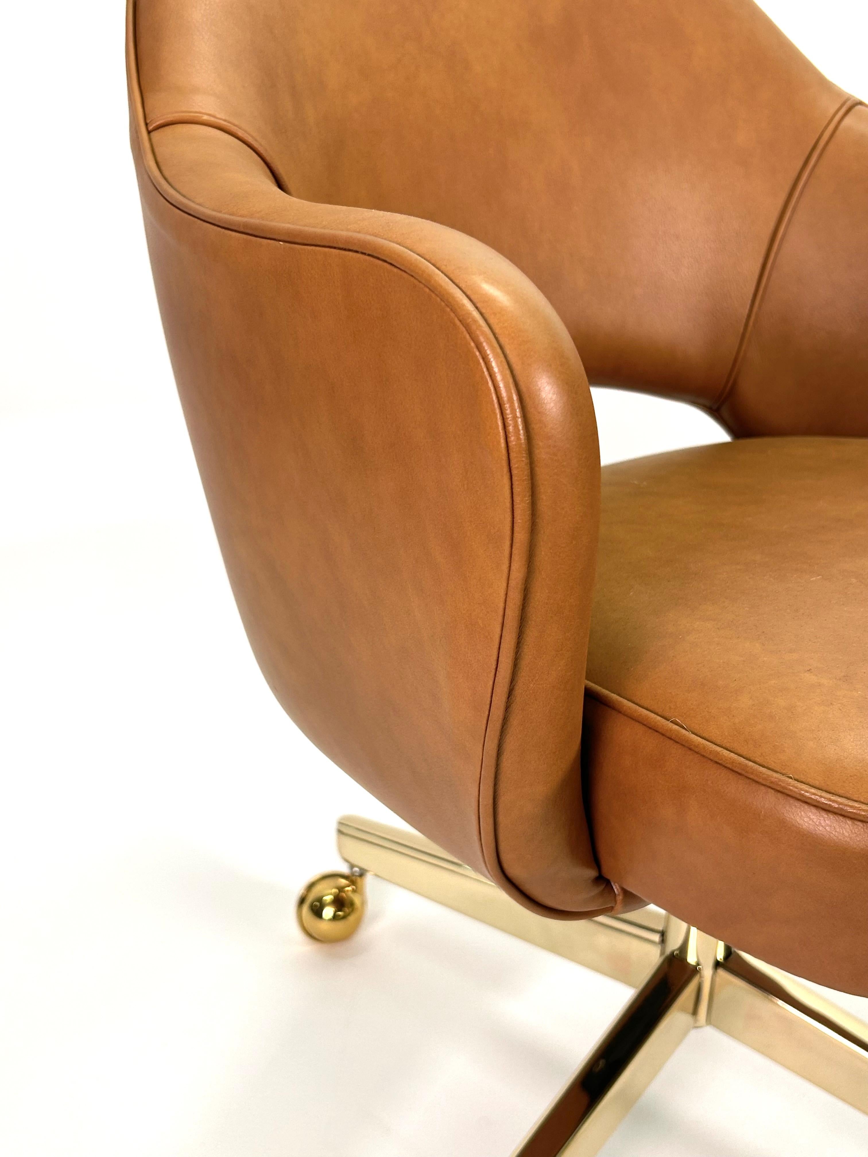 Acier Fauteuil de direction Saarinen en cuir de selle sur base pivotante, édition dorée en vente