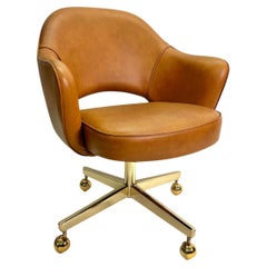 Fauteuil de direction Saarinen en cuir de selle sur base pivotante, édition dorée