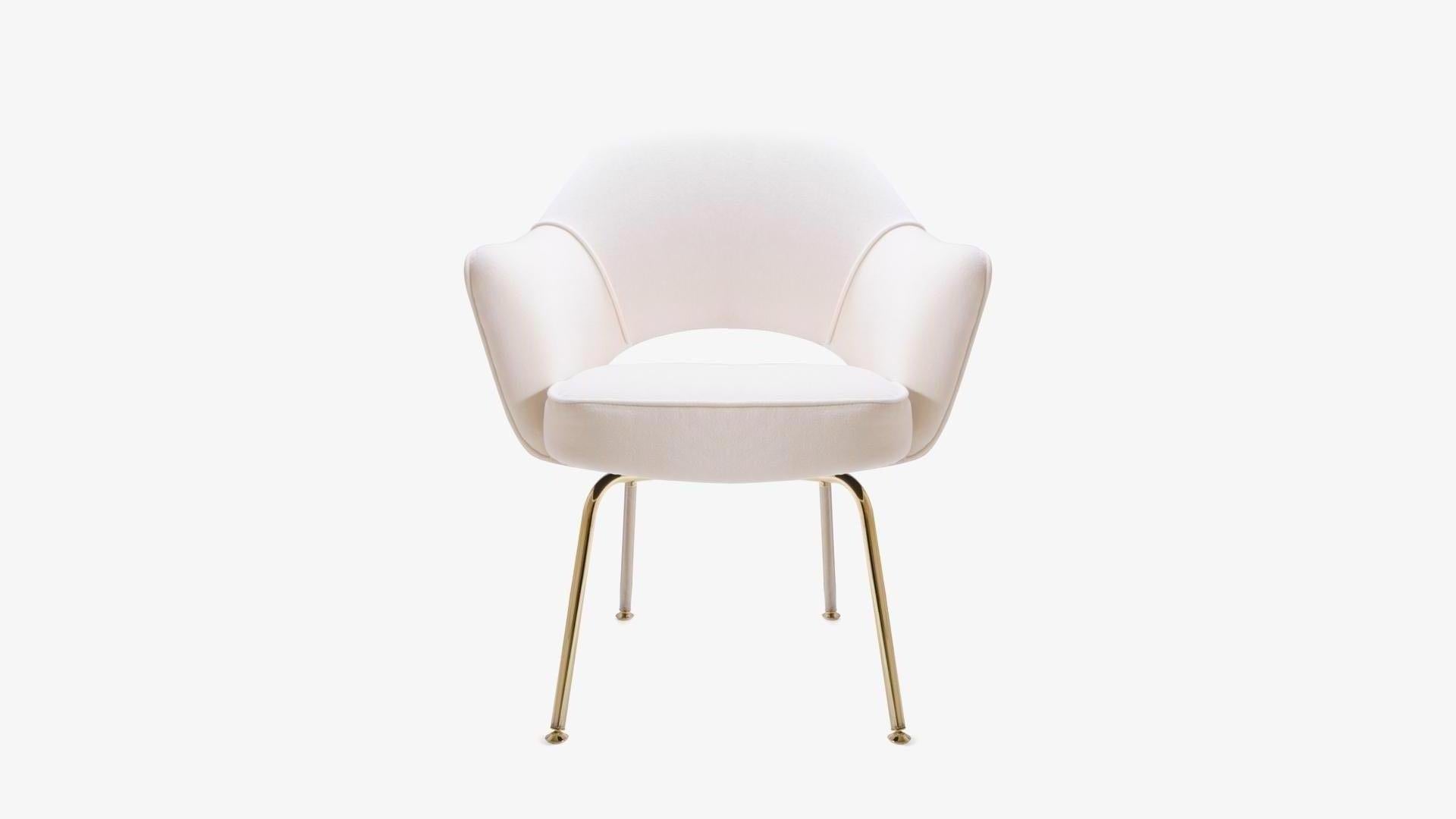 Vintage authentique fauteuil de direction d'Eero Saarinen. Entièrement restauré avec une touche d'or.
Depuis des années, nous restaurons des fauteuils de direction Saarinen dans tous les tissus possibles et imaginables, dans notre propre atelier.
