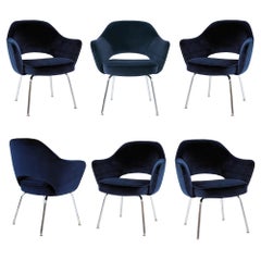 Sillones de dirección Saarinen de terciopelo azul real, patas tubulares cromadas, juego de 6