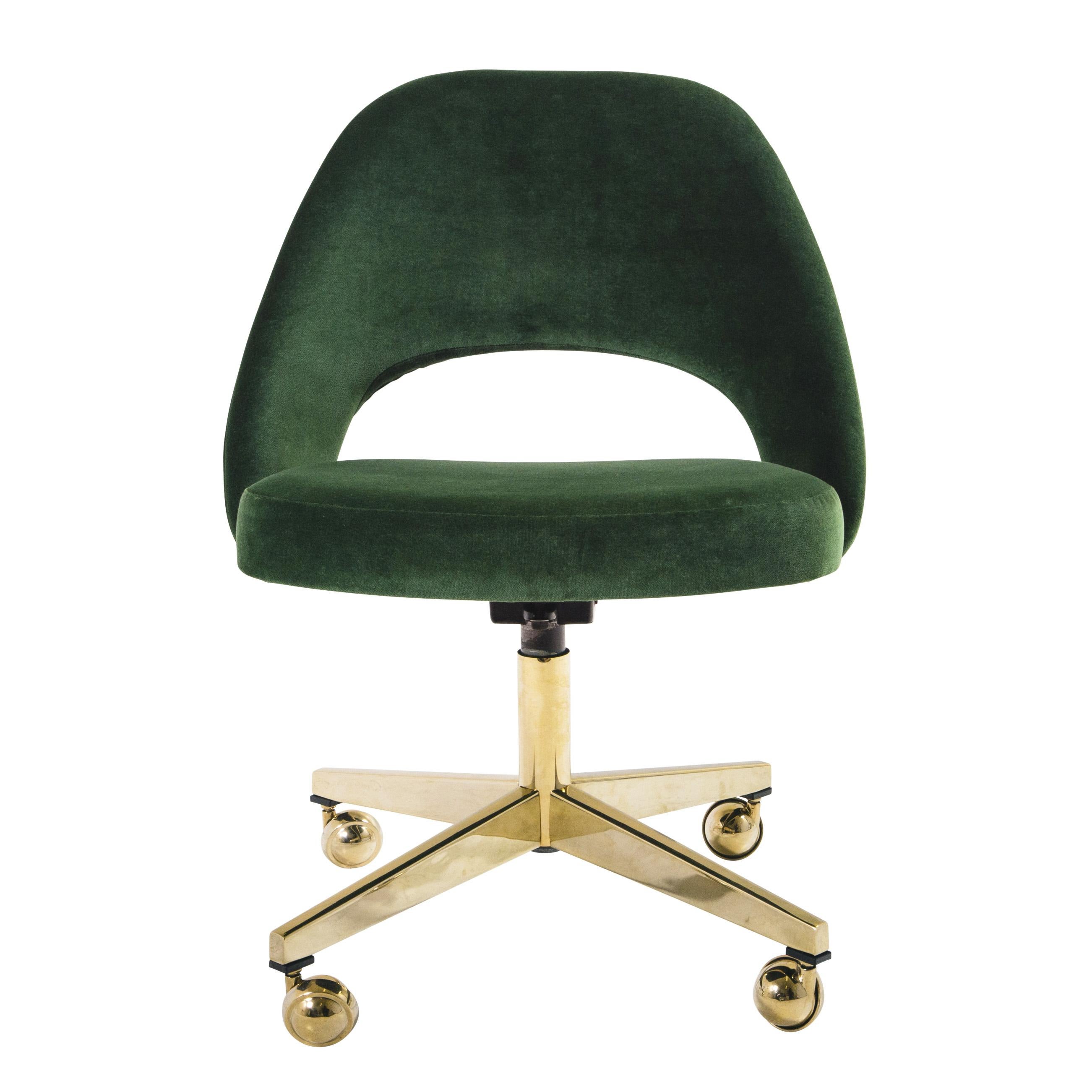 Wir restaurieren seit Jahren Saarinen Chefsessel in allen erdenklichen Stoffen, direkt in unserem eigenen Arbeitsraum. Wir haben diese Vintage-Stühle mit einem eleganten italienischen Samt in der Farbe Smaragdgrün restauriert. Erfahrene Handwerker