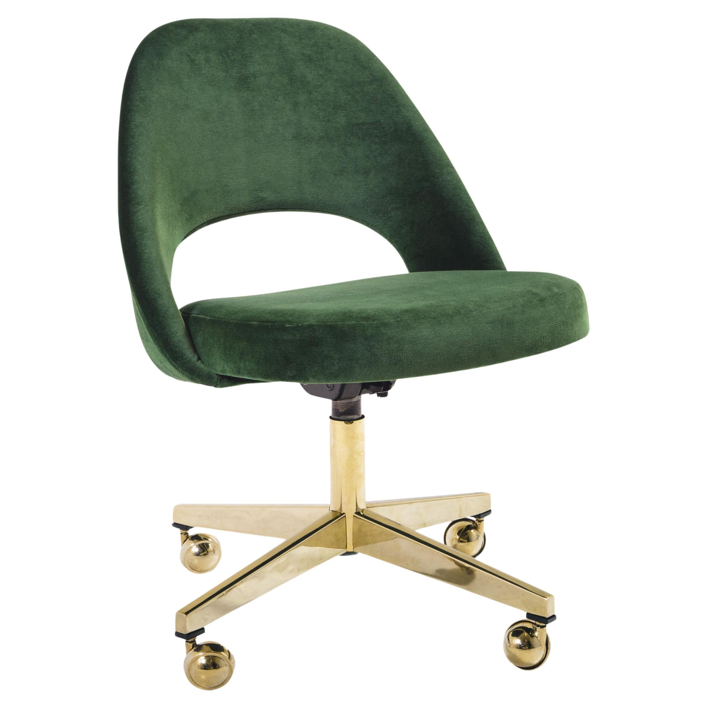 Chaise de direction Saarinen sans accoudoirs en velours vert émeraude, base pivotante vintage