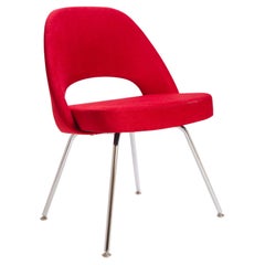 Chaise de direction Saarinen sans accoudoirs en tissu rouge feu, pieds tubulaires chromés