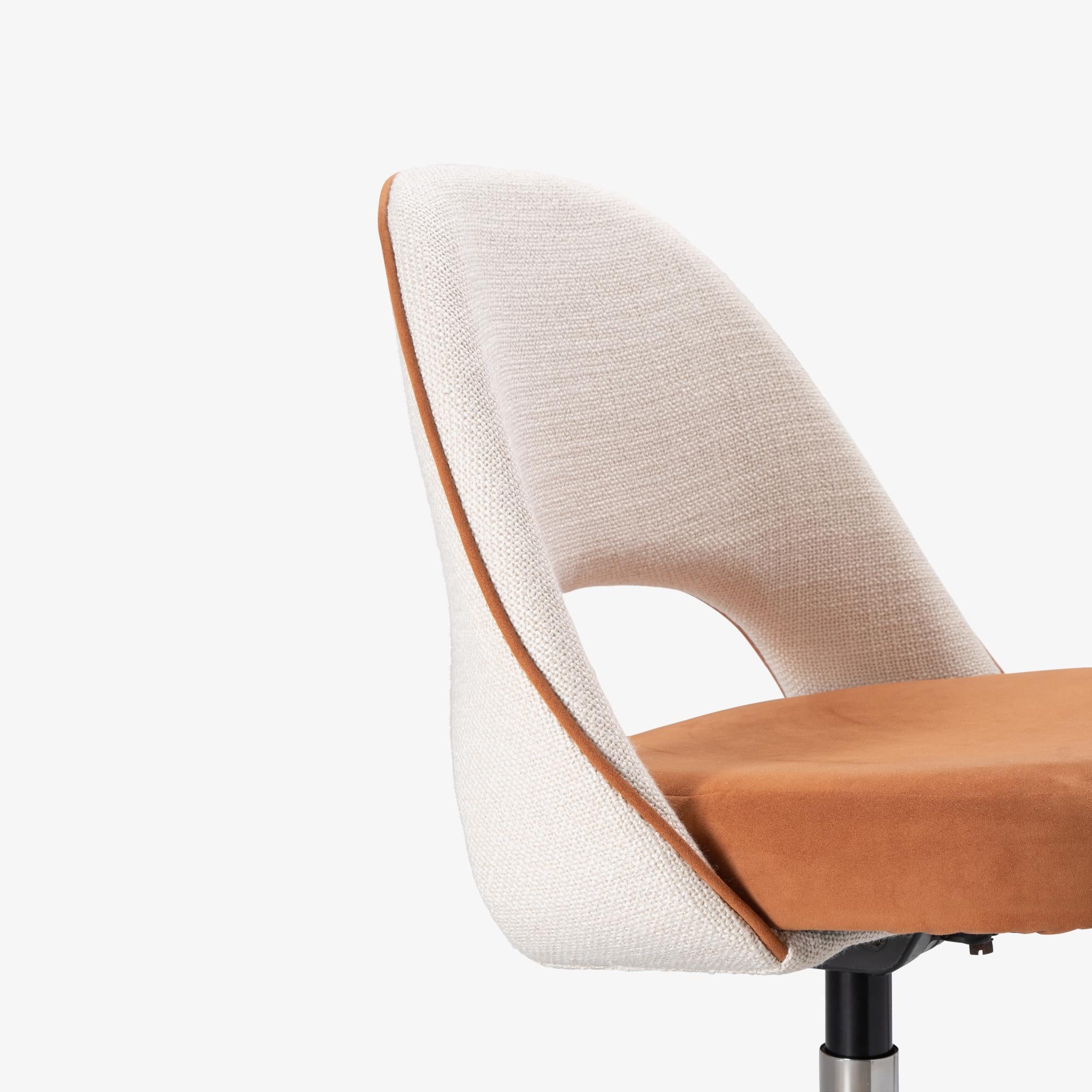 Saarinen Executive Armless Chair in Ivory Weave & Saddle Ultrasuede, Swivel Base For Sale 2