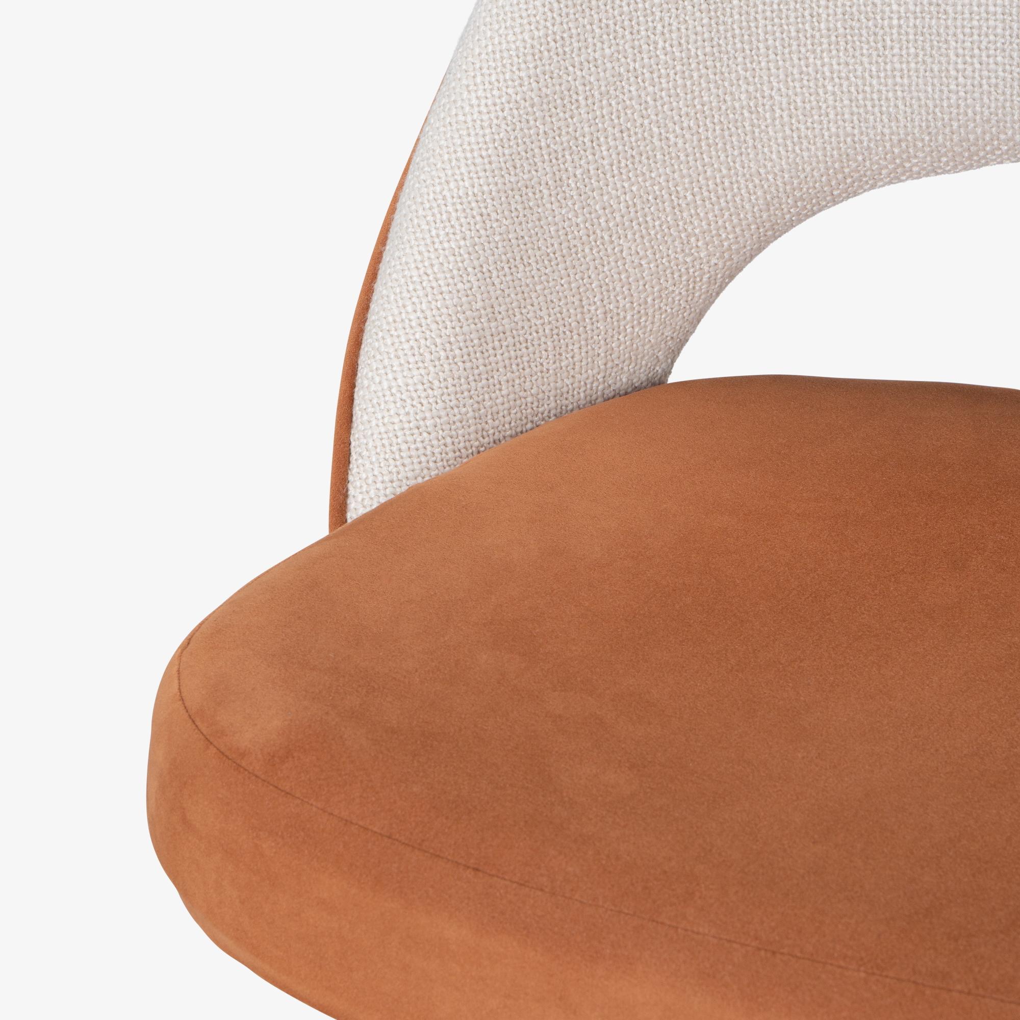 Saarinen Executive Armless Chair in Ivory Weave & Saddle Ultrasuede, Swivel Base For Sale 3
