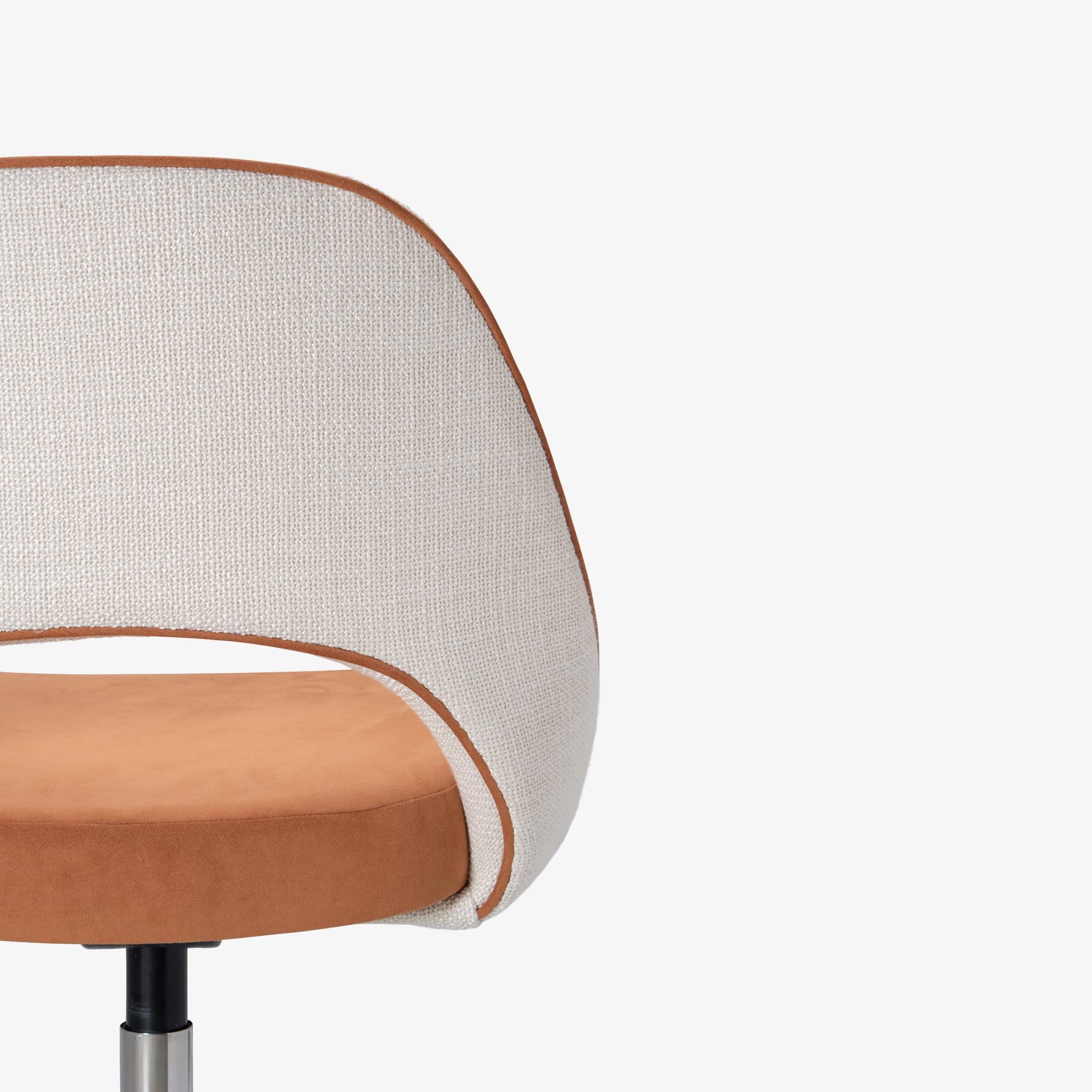 Saarinen Executive Armless Chair in Ivory Weave & Saddle Ultrasuede, Swivel Base For Sale 4