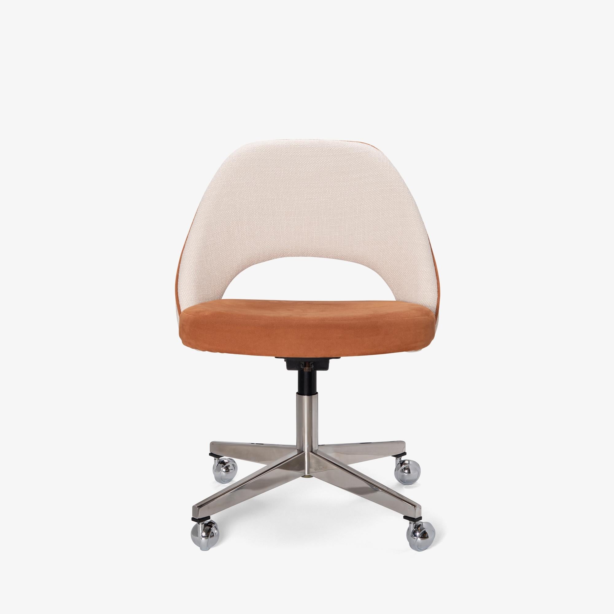 Mid-Century Modern Saarinen Executive Armless Chair in Ivory Weave & Saddle Ultrasuede, Swivel Base For Sale