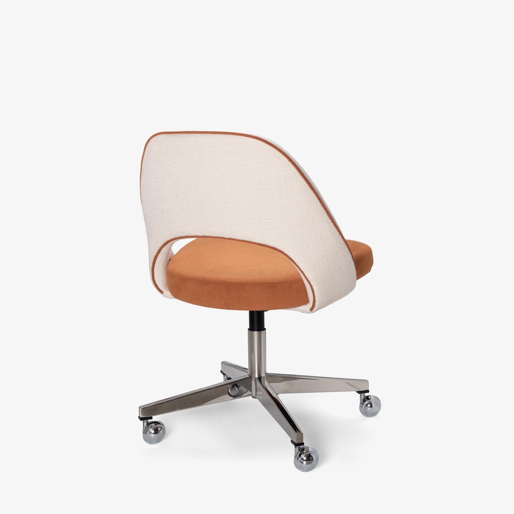 Saarinen Executive Armless Chair in Ivory Weave & Saddle Ultrasuede, Swivel Base In Good Condition For Sale In Stamford, CT