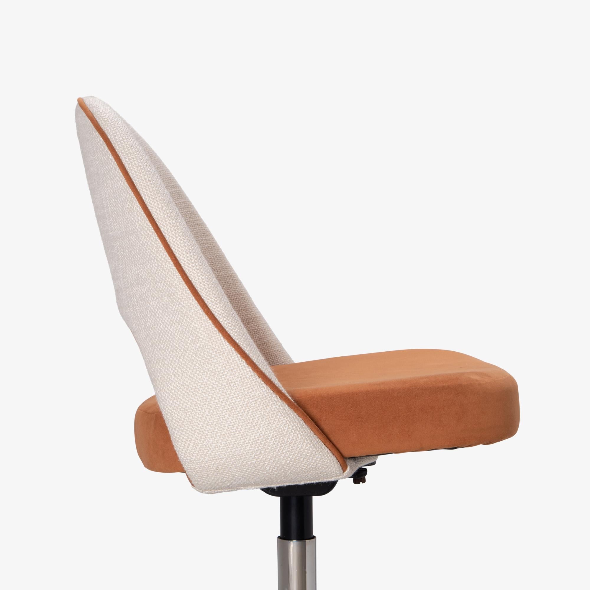 Saarinen Executive Armless Chair in Ivory Weave & Saddle Ultrasuede, Swivel Base For Sale 1