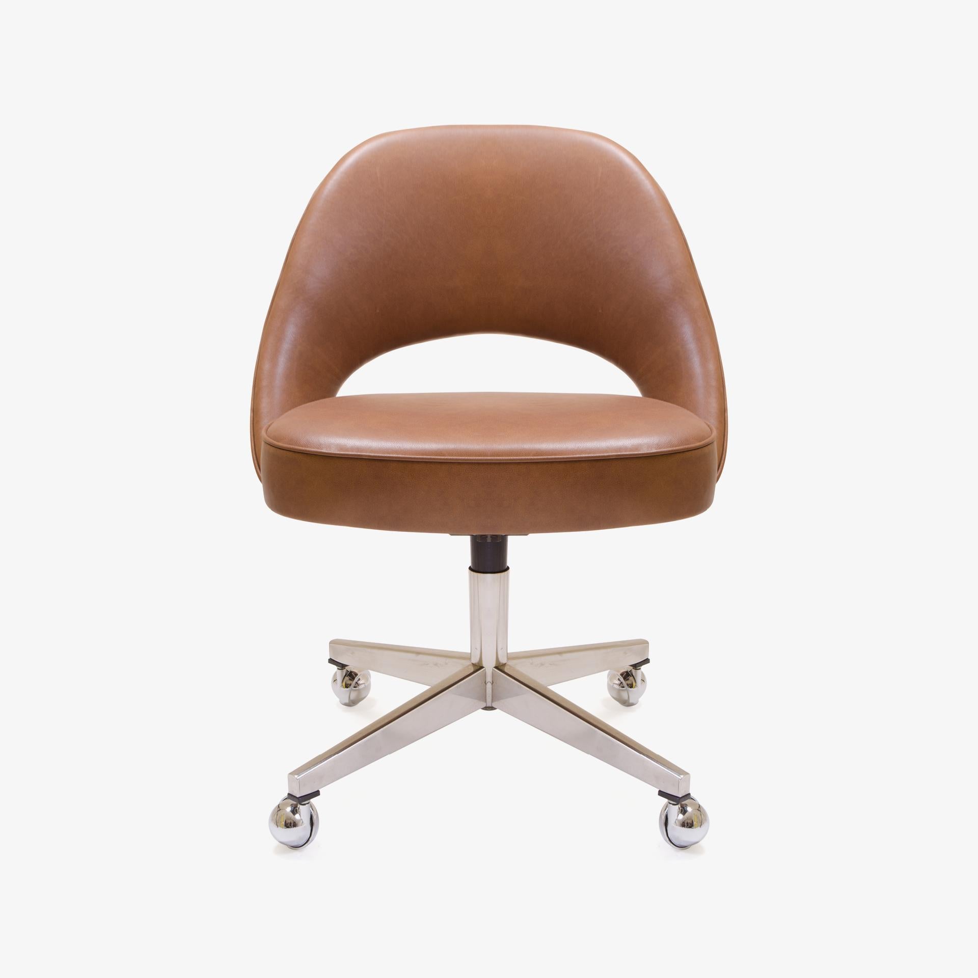 Montage restauriert seit Jahren Saarinen Executive Chairs in allen erdenklichen Stoffen, direkt in unserem eigenen Arbeitsraum. Wir haben diese Stühle mit einem geschmeidigen italienischen Sattelleder restauriert und die Wildlederseite der Haut für