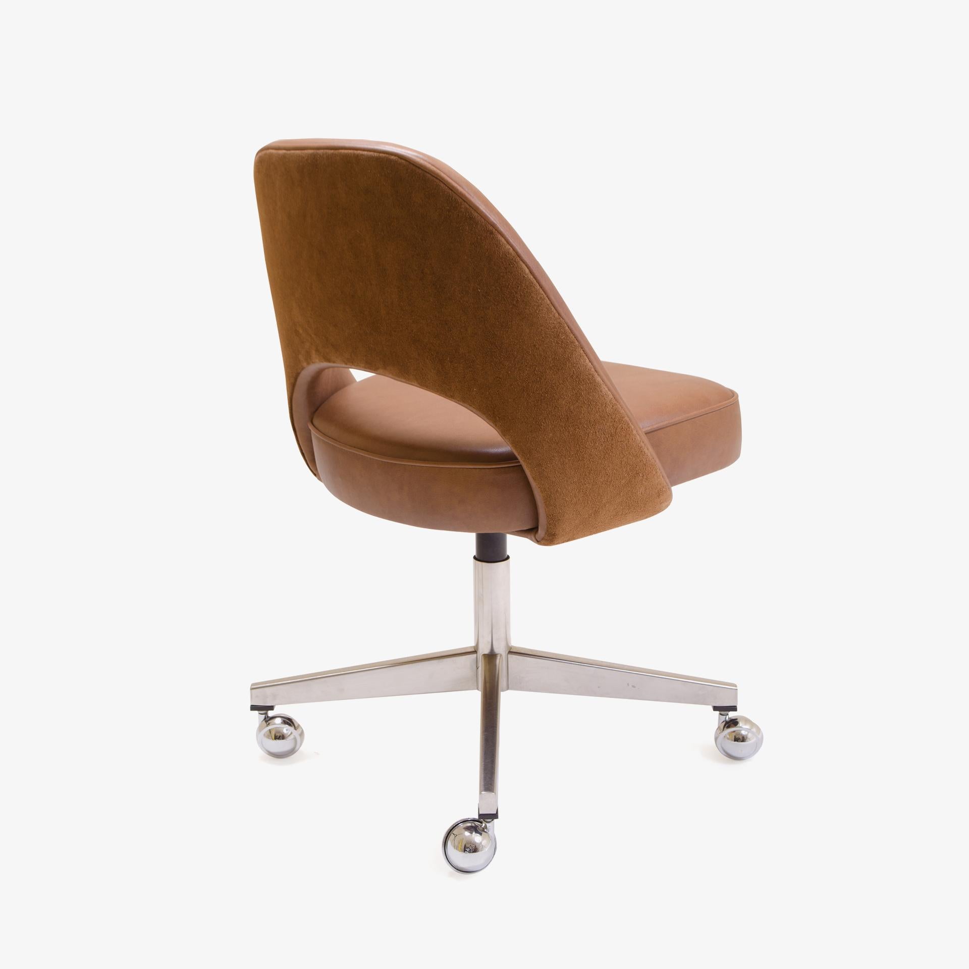 Mid-Century Modern Saarinen Executive Armless Chair in Leather and Suede, Vintage Swivel Base For Sale