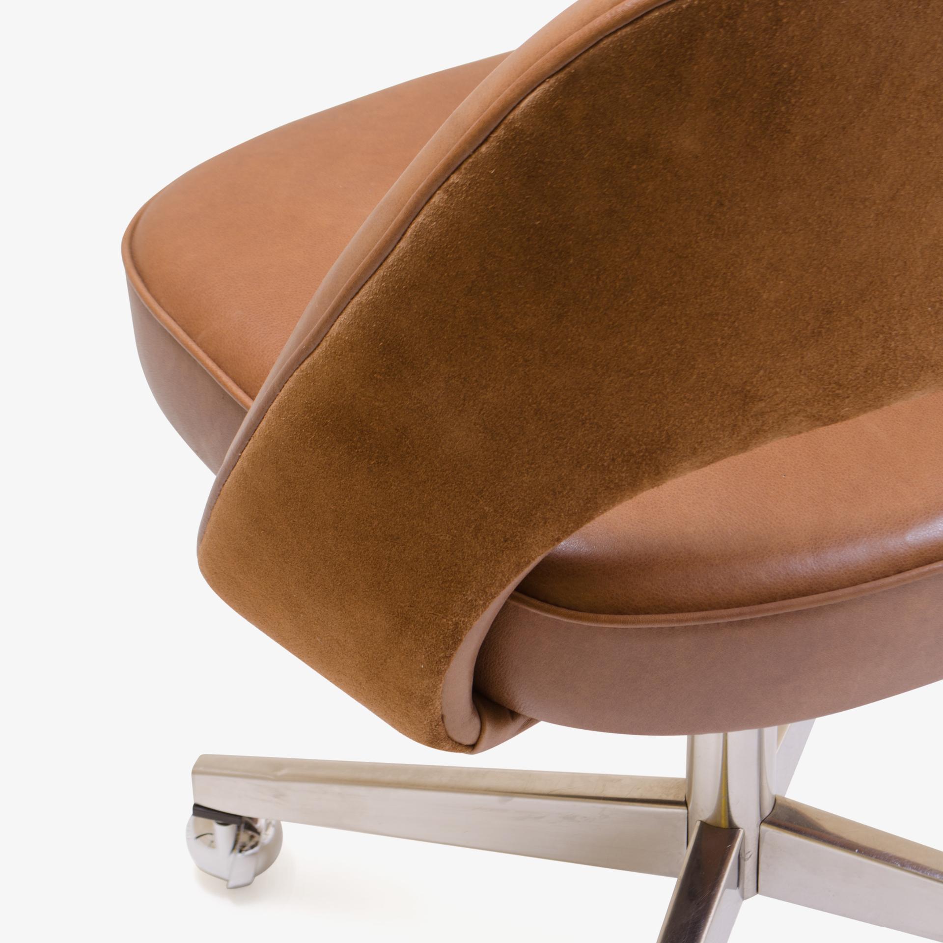 Saarinen Executive Armless Chair in Leather and Suede, Vintage Swivel Base In Good Condition For Sale In Wilton, CT