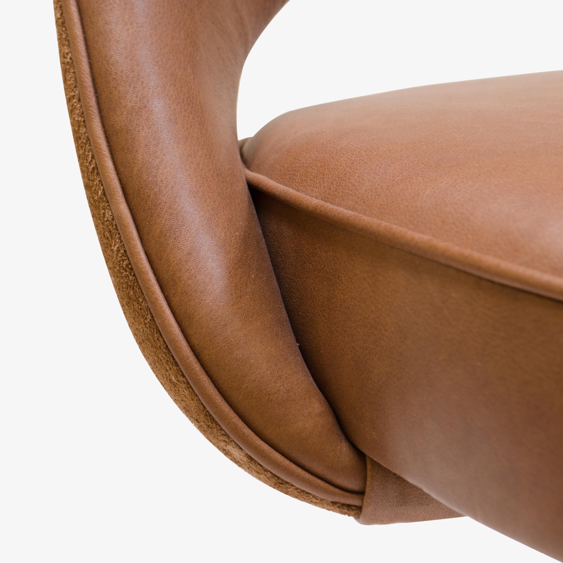 Late 20th Century Saarinen Executive Armless Chair in Leather and Suede, Vintage Swivel Base For Sale