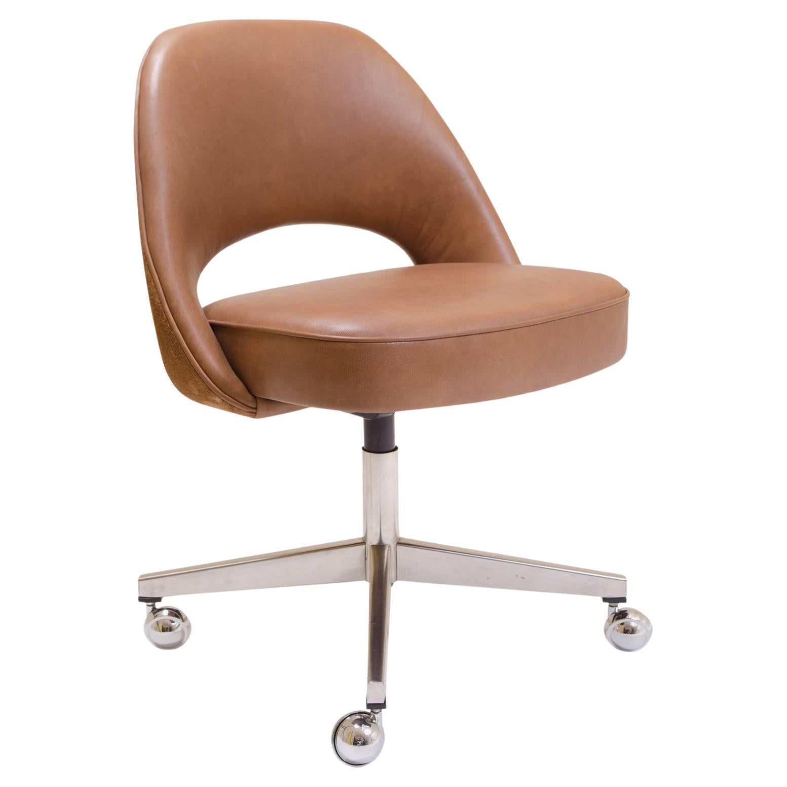 Saarinen Executive Armless Chair in Leather and Suede, Vintage Swivel Base For Sale