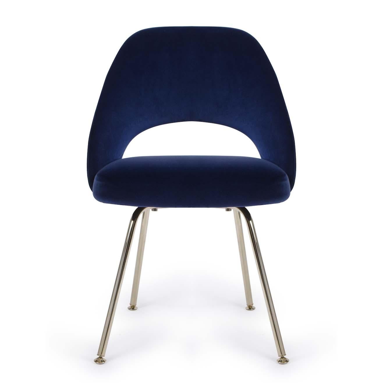Depuis des années, nous restaurons des fauteuils de direction Saarinen dans tous les tissus possibles et imaginables. Nous avons restauré ces chaises d'appoint avec des pieds tubulaires en acier poli, en utilisant notre superbe collection de velours