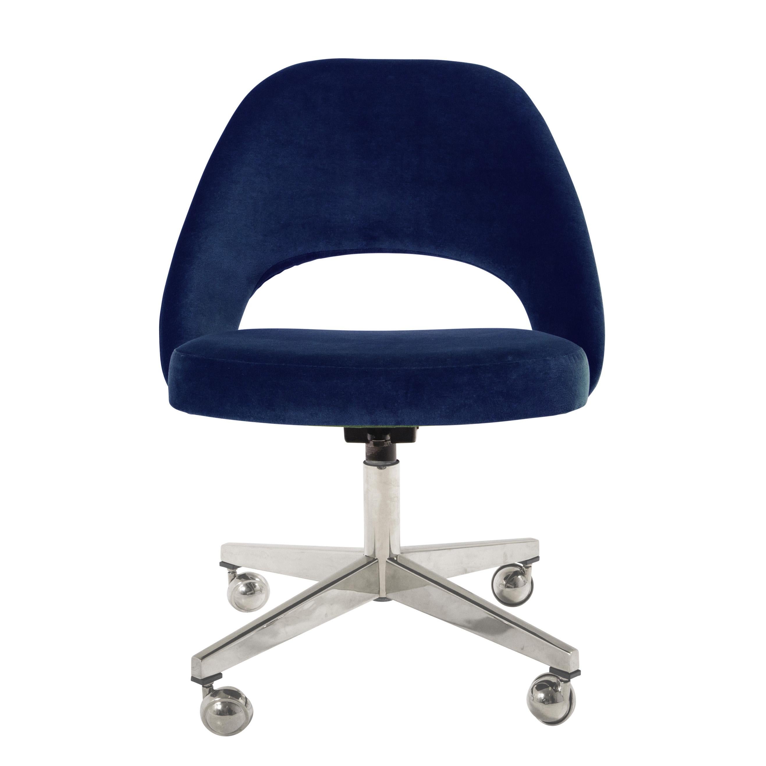 Depuis des années, nous restaurons des fauteuils de direction Saarinen dans tous les tissus possibles et imaginables, dans notre propre atelier. Nous avons restauré ces chaises vintage en utilisant un élégant velours italien de couleur bleu royal.
