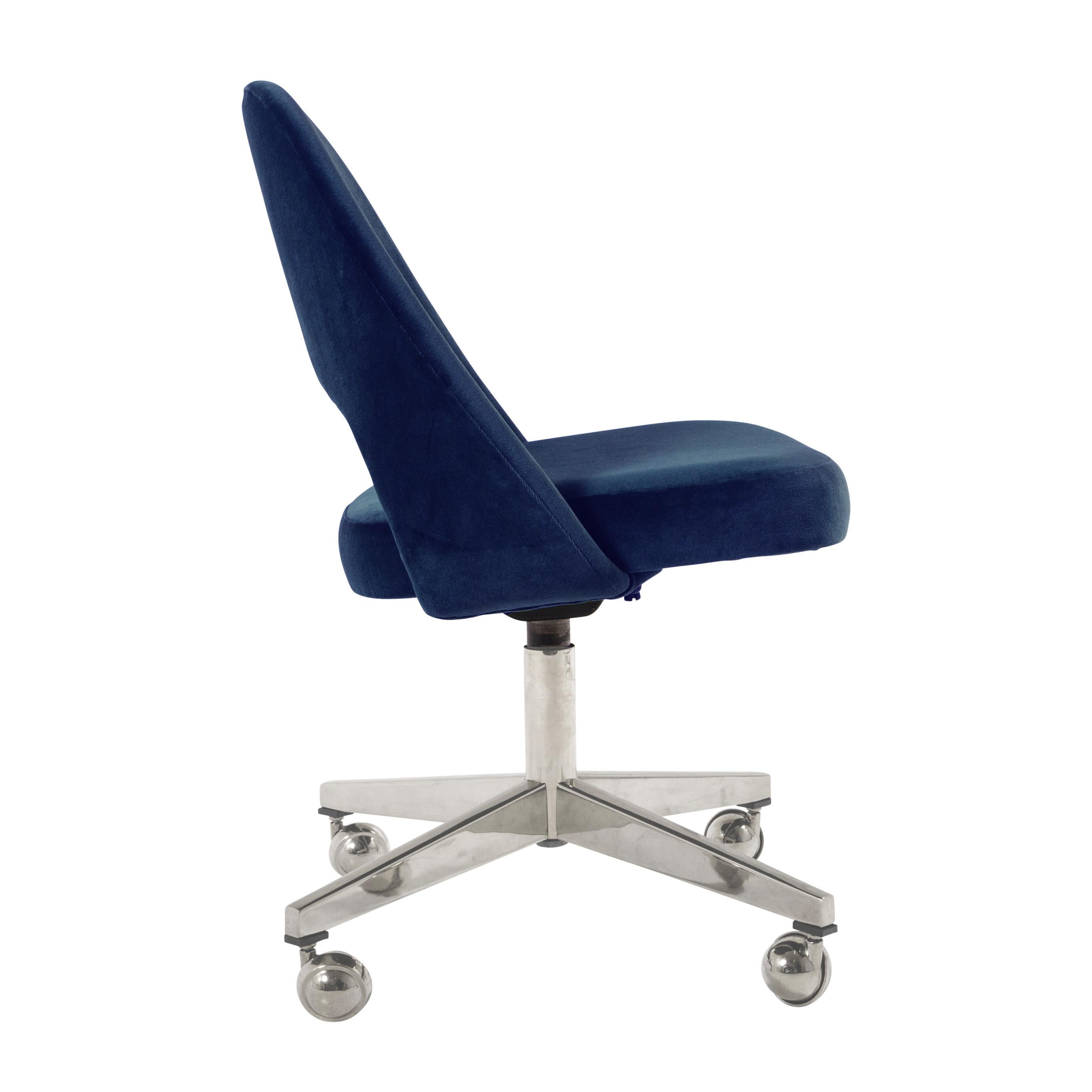 Mid-Century Modern Saarinen Executive Armless Chair in Royal Blue Velvet, Vintage Swivel Base For Sale