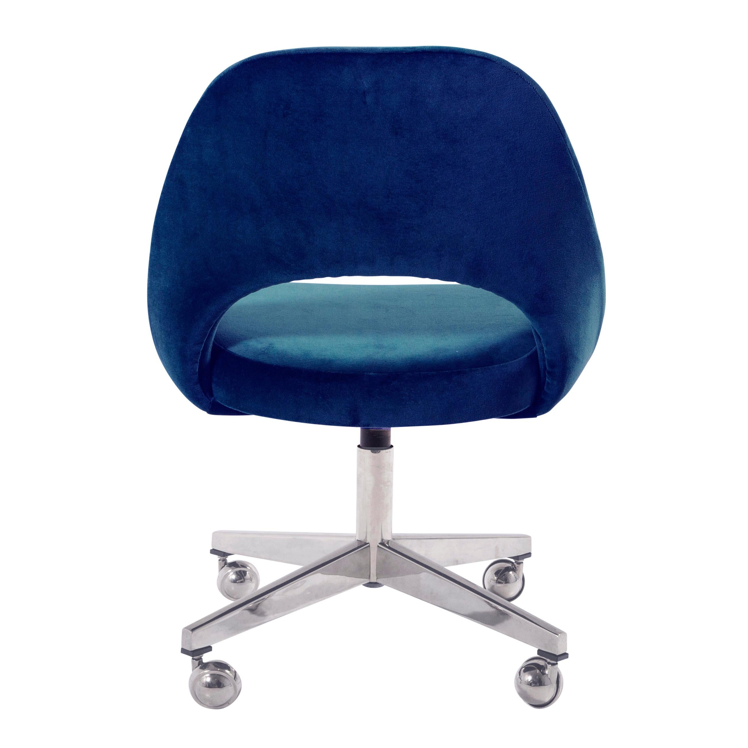 American Saarinen Executive Armless Chair in Royal Blue Velvet, Vintage Swivel Base For Sale